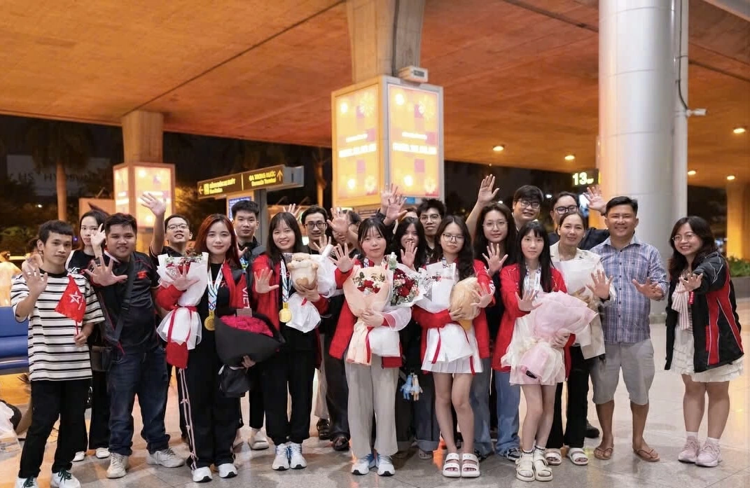 Đội tuyển Li&ecirc;n Qu&acirc;n Mobile nữ Việt Nam được người h&acirc;m mộ ch&agrave;o đ&oacute;n tại s&acirc;n bay sau khi gi&agrave;nh HCV SEA Games 33. Ảnh: NVCC