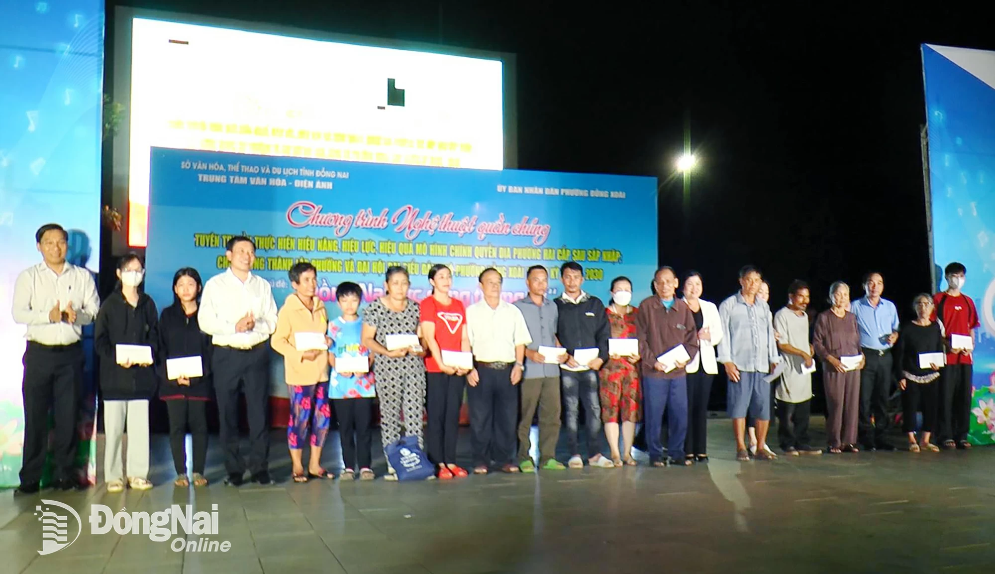 Đảng ủy, HĐND, UBND, Ủy ban MTTQ Việt Nam phường Đồng Xoài trao quà cho các hộ gia đình có hoàn cảnh khó khăn. Ảnh: Như Nam