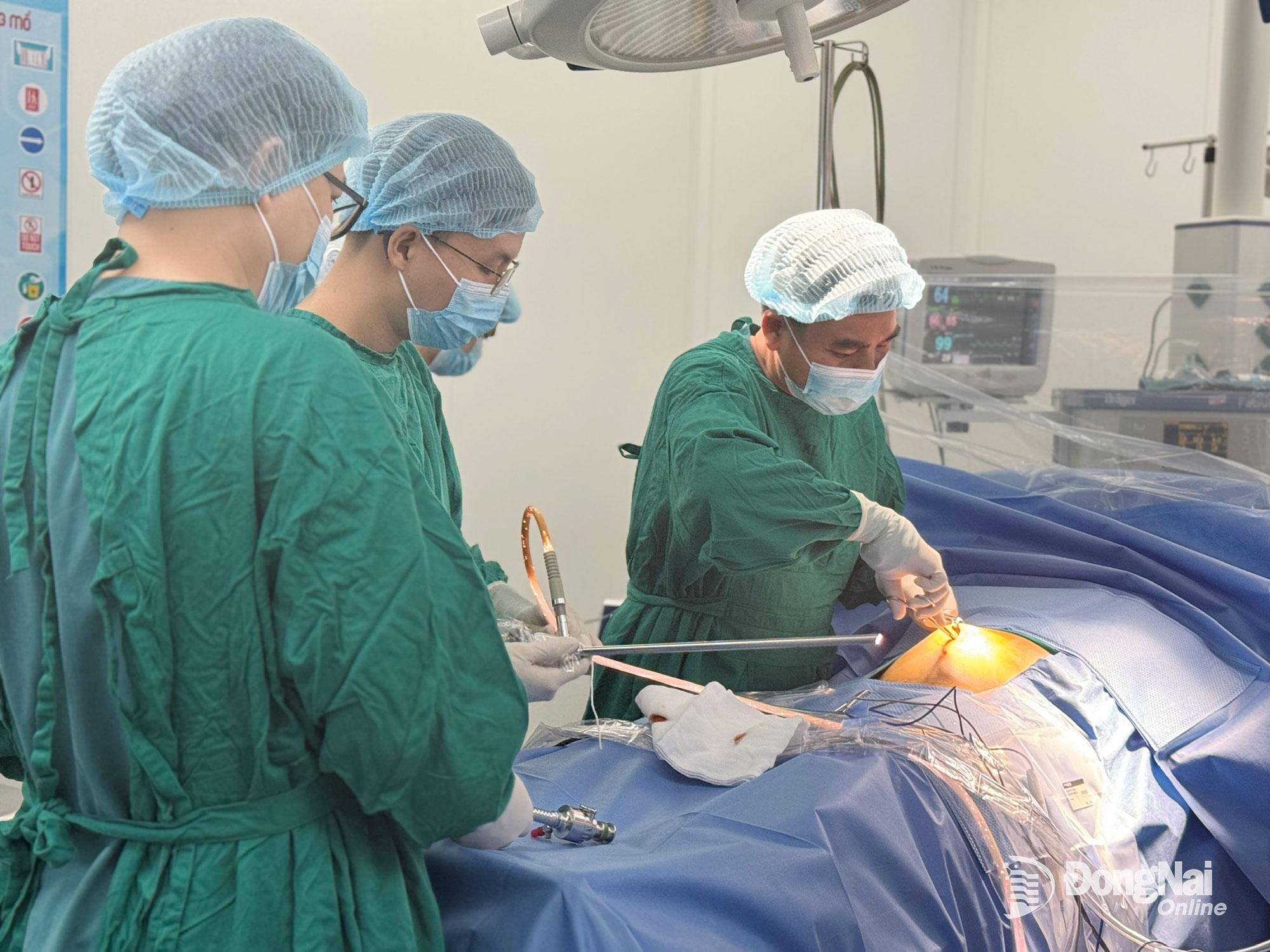Sau 8 năm mổ mở cắt gan, mới đ&acirc;y, c&aacute;c b&aacute;c sĩ Bệnh viện Đa khoa Đồng Nai đ&atilde; tiến h&agrave;nh mổ nội soi. Ảnh: B&iacute;ch Nh&agrave;n  
