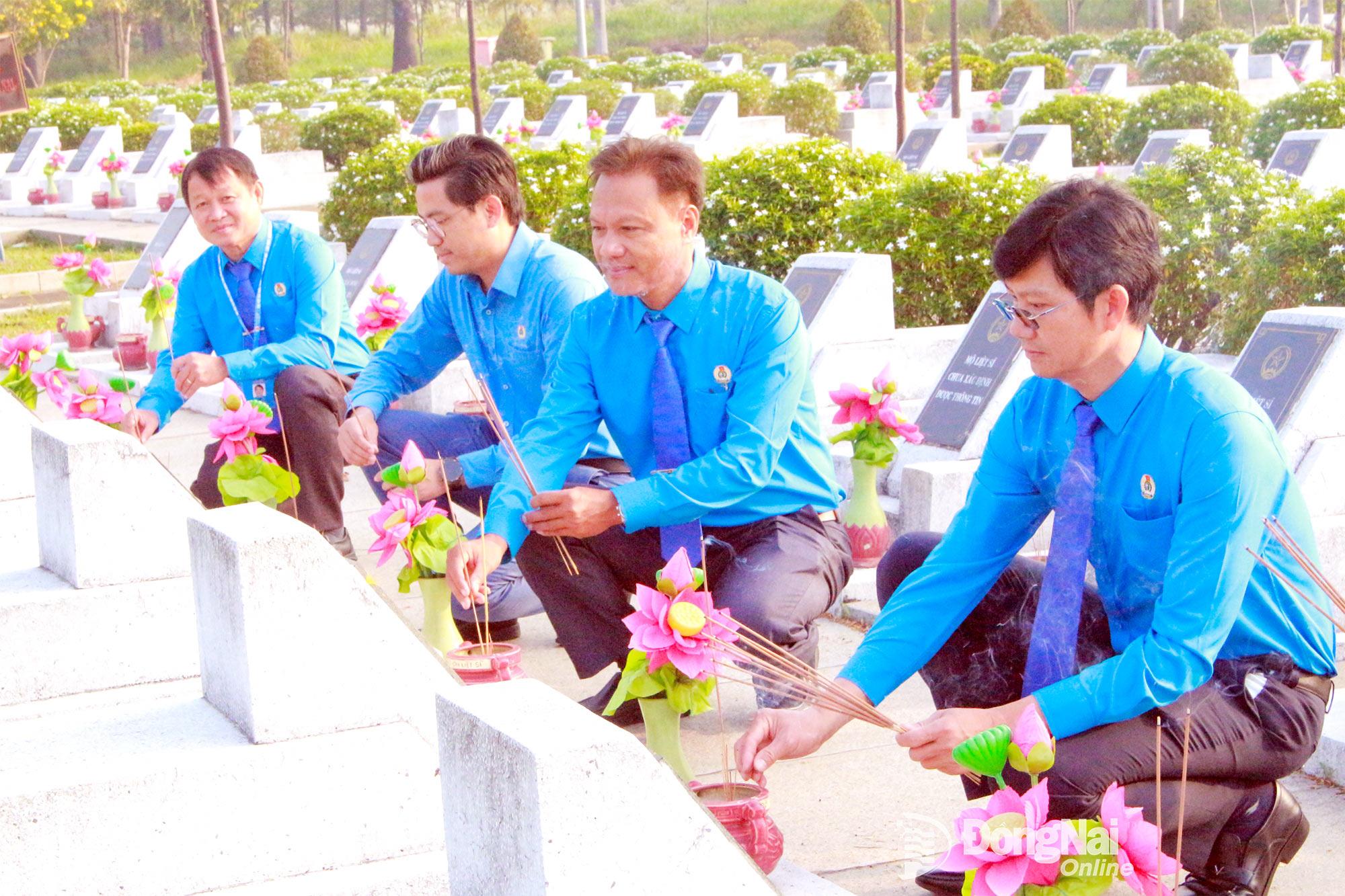 &nbsp;C&aacute;c đại biểu d&acirc;ng hương tr&ecirc;n phần mộ liệt sĩ tại Nghĩa trang liệt sĩ tỉnh Đồng Nai.&nbsp;Ảnh: N.H&ograve;a