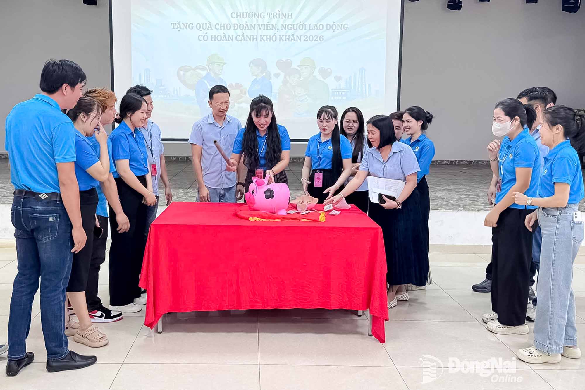 Công đoàn Công ty TNHH New Apparel Far Eastern (Việt Nam) tại Khu công nghiệp Bắc Đồng Phú, tỉnh Đồng Nai đập heo đất hỗ trợ công nhân khó khăn. Ảnh: CĐCC