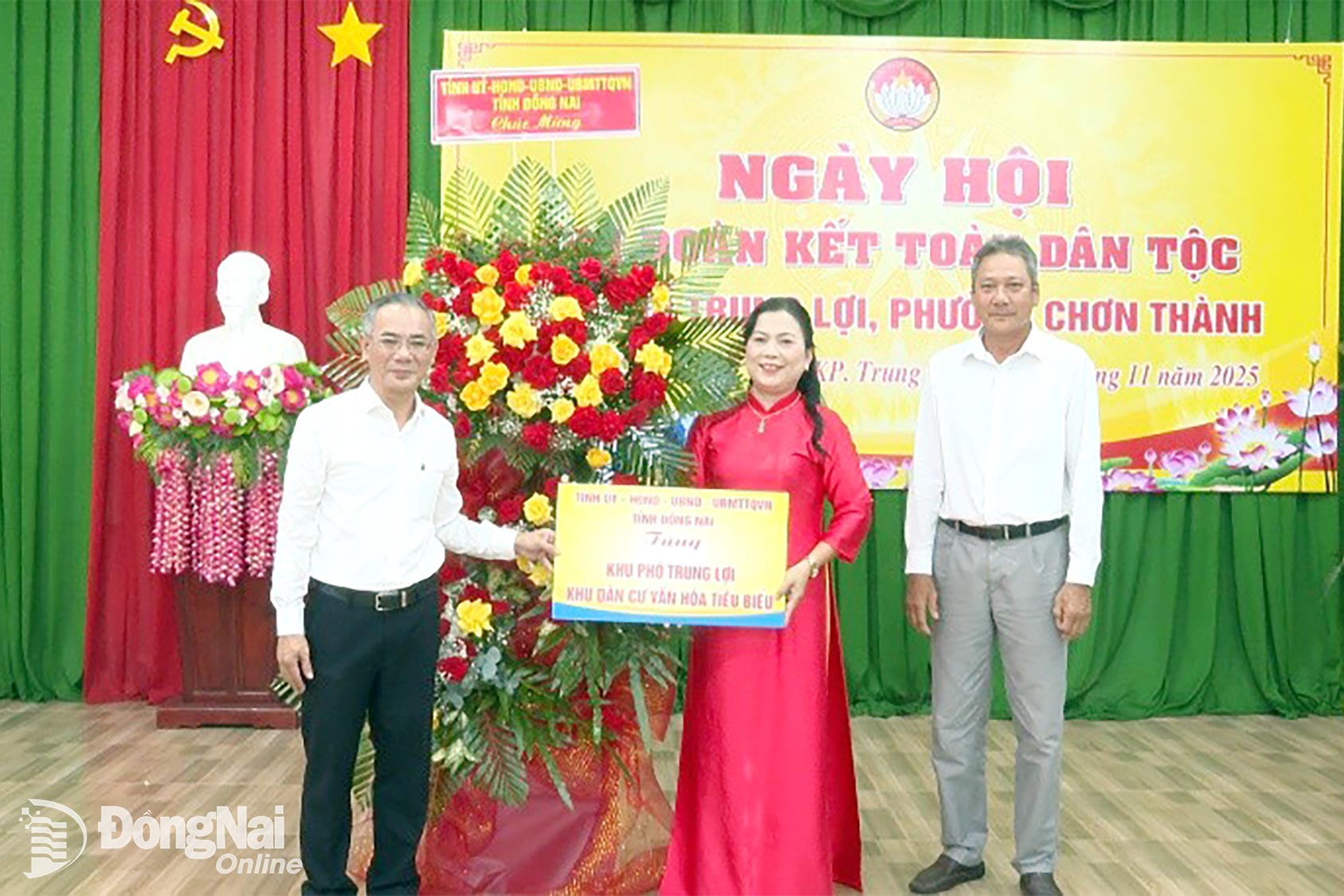 Tỉnh ủy viên, Phó Bí thư Đảng ủy UBND tỉnh Đồng Nai Phạm Thụy Luân trao tặng biểu trưng Khu dân cư văn hóa tiêu biểu cho khu phố Trung Lợi. Ảnh: Đỗ Trình