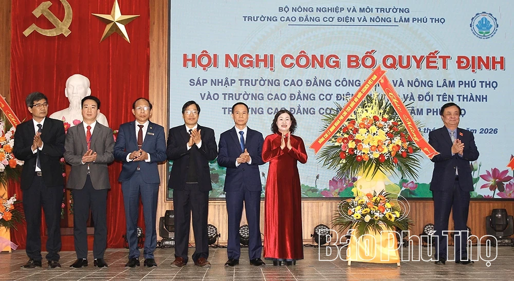 Lễ C&ocirc;ng bố quyết định về tổ chức c&aacute;n bộ Trường Cao đẳng Cơ điện v&agrave; N&ocirc;ng L&acirc;m Ph&uacute; Thọ