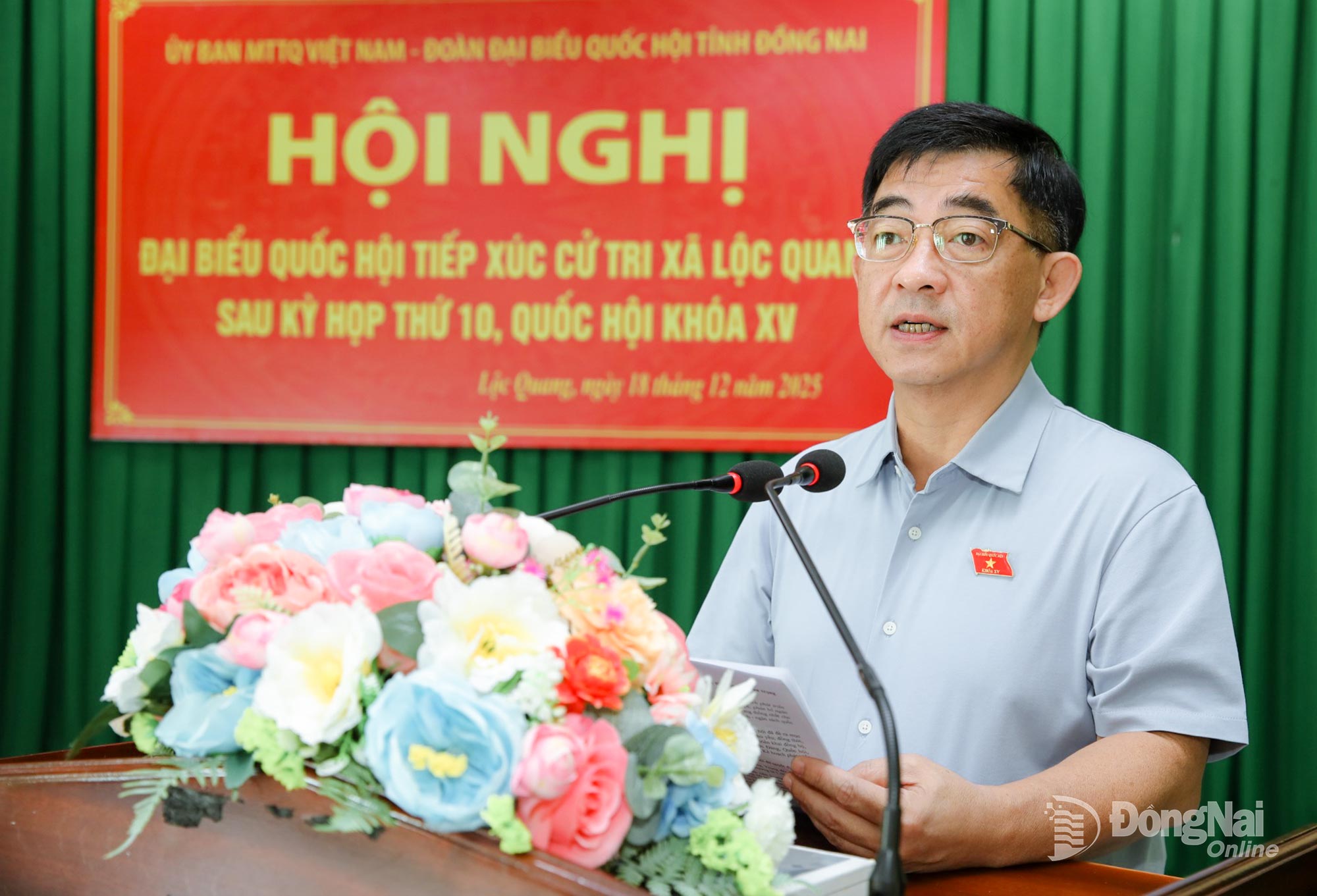 Đại biểu Quốc hội tỉnh Đồng Nai Huỳnh Thành Chung thông tin kết quả Kỳ họp thứ 10, Quốc hội khóa XV đến cử tri xã Lộc Quang. Ảnh: Trương Hiện