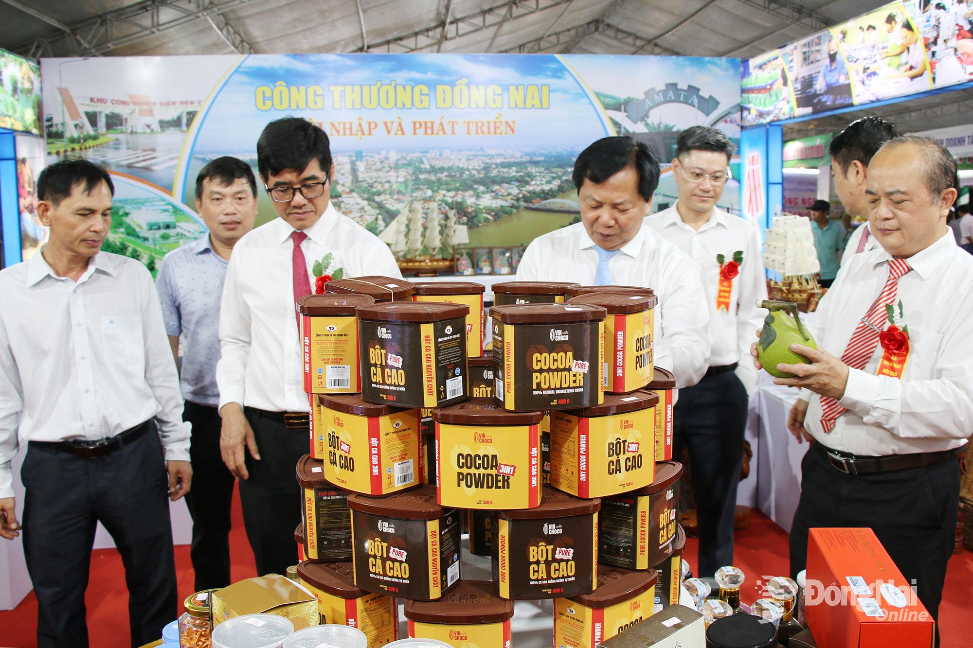 Tỉnh ủy viên, Phó Chủ tịch HĐND tỉnh Trần Văn Mi (hàng trước, thứ 2 từ phải qua) và lãnh đạo các sở, ngành tham quan các gian trưng bày tại Hội chợ Triển lãm hàng công nghiệp nông thôn tiêu biểu vùng Đông Nam Bộ - Đồng Nai năm 2025. Ảnh: Hải Quân