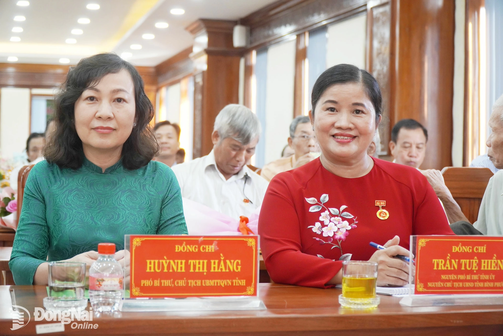 Phó Bí thư Tỉnh ủy, Chủ tịch Ủy ban MTTQ Việt Nam tỉnh Đồng Nai Huỳnh Thị Hằng và nguyên Phó Bí thư Tỉnh ủy, Chủ tịch UBND tỉnh Bình Phước (cũ) Trần Tuệ Hiền dự lễ. Ảnh: Vũ Nguyện