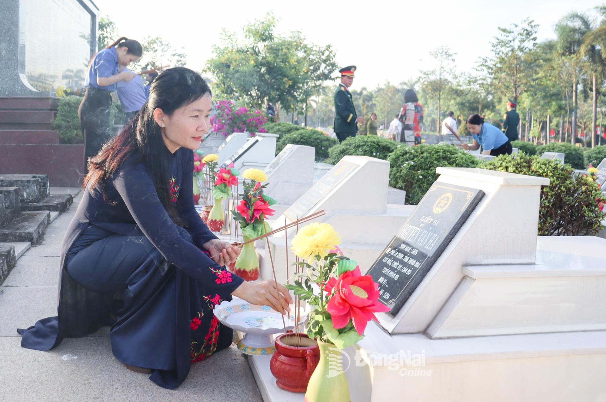 Lãnh đạo tỉnh thắp hương mộ tập thể và các phần mộ liệt sĩ. Ảnh: Nguyệt Hà