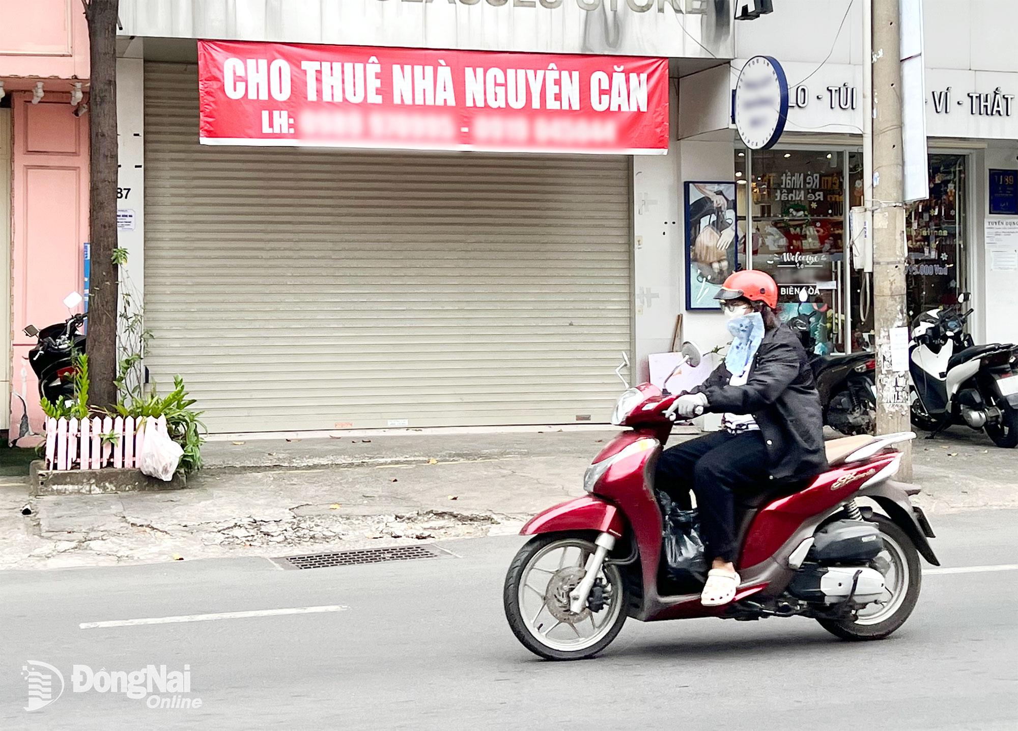 Một thông báo cho thuê nhà trên đường Phạm Văn Thuận (phường Trấn Biên, tỉnh Đồng Nai). Ảnh: Lam Phương