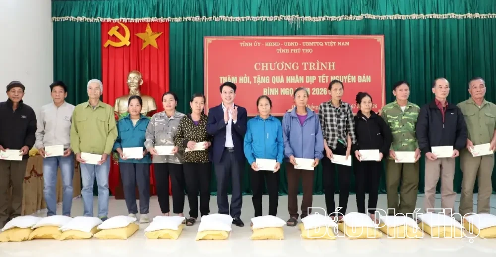 Ph&oacute; B&iacute; thư Thường trực Tỉnh ủy B&ugrave;i Văn Quang trao qu&agrave; Tết cho c&aacute;c hộ gia đ&igrave;nh ch&iacute;nh s&aacute;ch