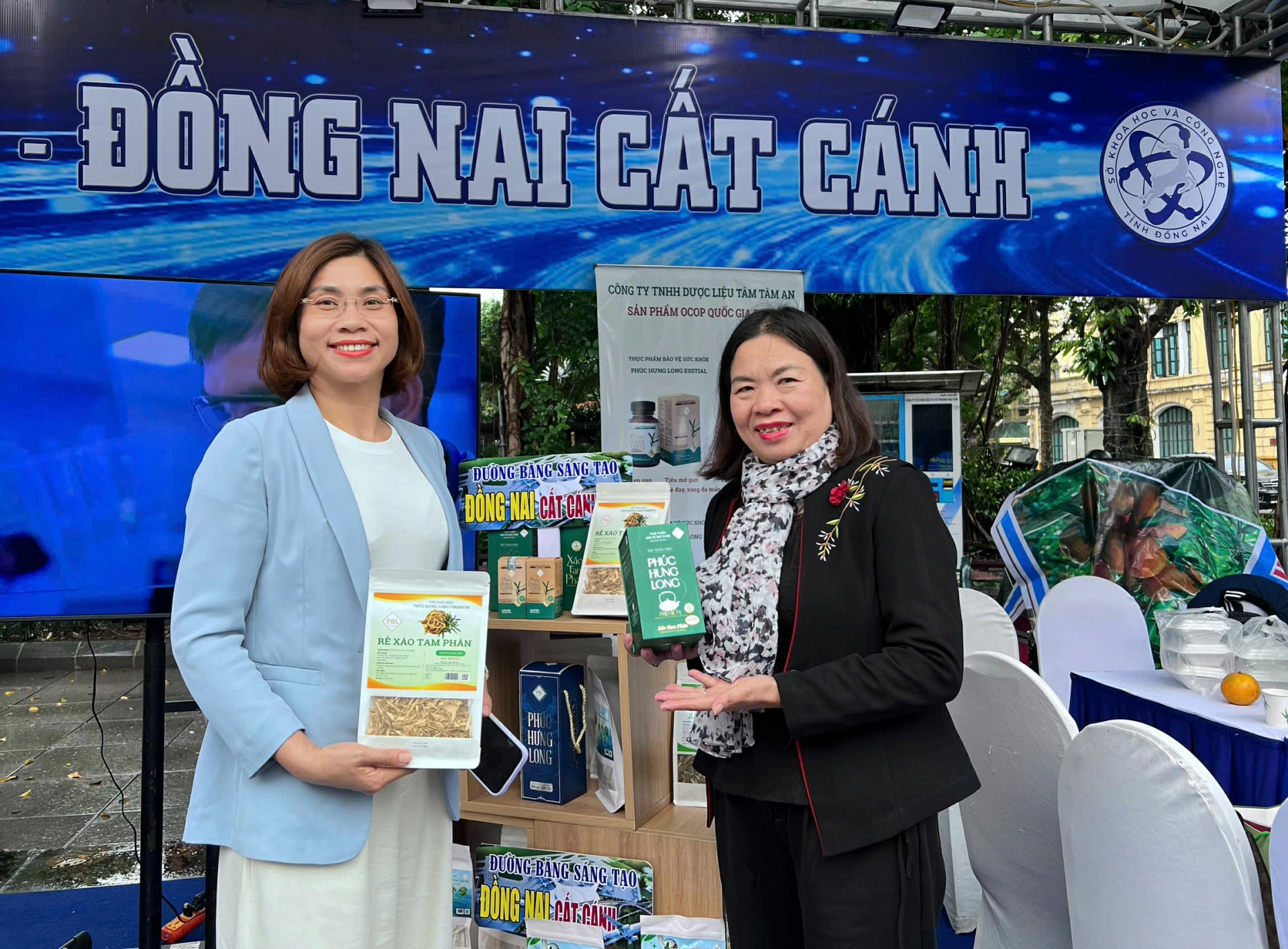 Các đại biểu, người dân tham quan, trải nghiệm các sản phẩm OCOP, sản phẩm về khởi nghiệp, đổi mới sáng tạo tại gian hàng của tỉnh Đồng Nai. Ảnh: CTV