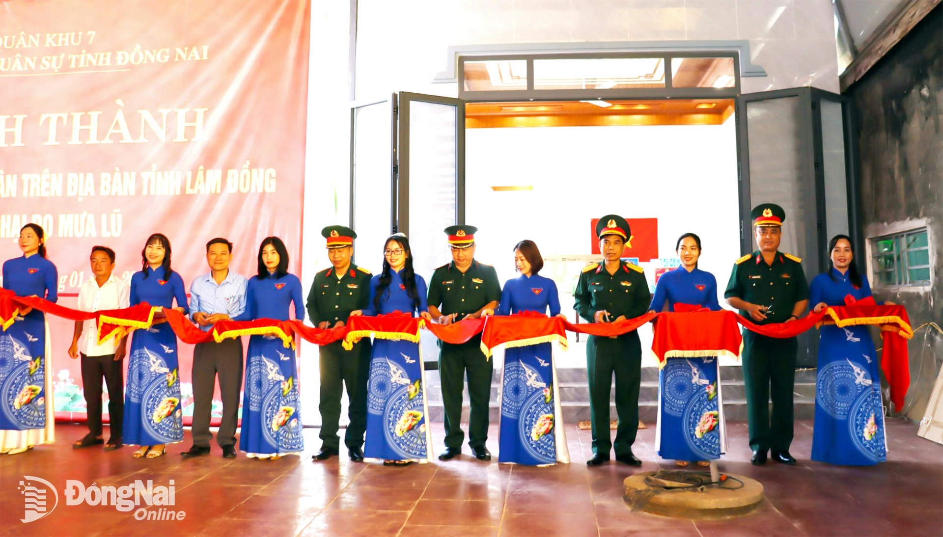 Thủ trưởng Bộ Chỉ huy Quân sự tỉnh Đồng Nai và đại biểu cắt băng khánh thành bàn giao nhà cho ông Phạm Văn Hải (xã Cát Tiên, tỉnh Lâm Đồng). Ảnh: Nguyệt Hà