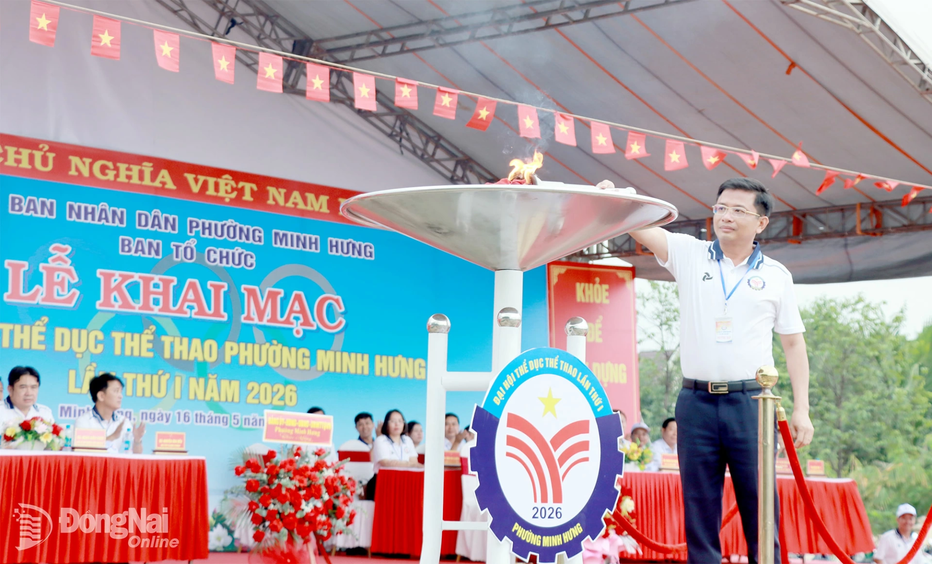 Lãnh đạo phường Minh Hưng thắp lửa truyền thống tại đại hội. Ảnh: Trung Quang