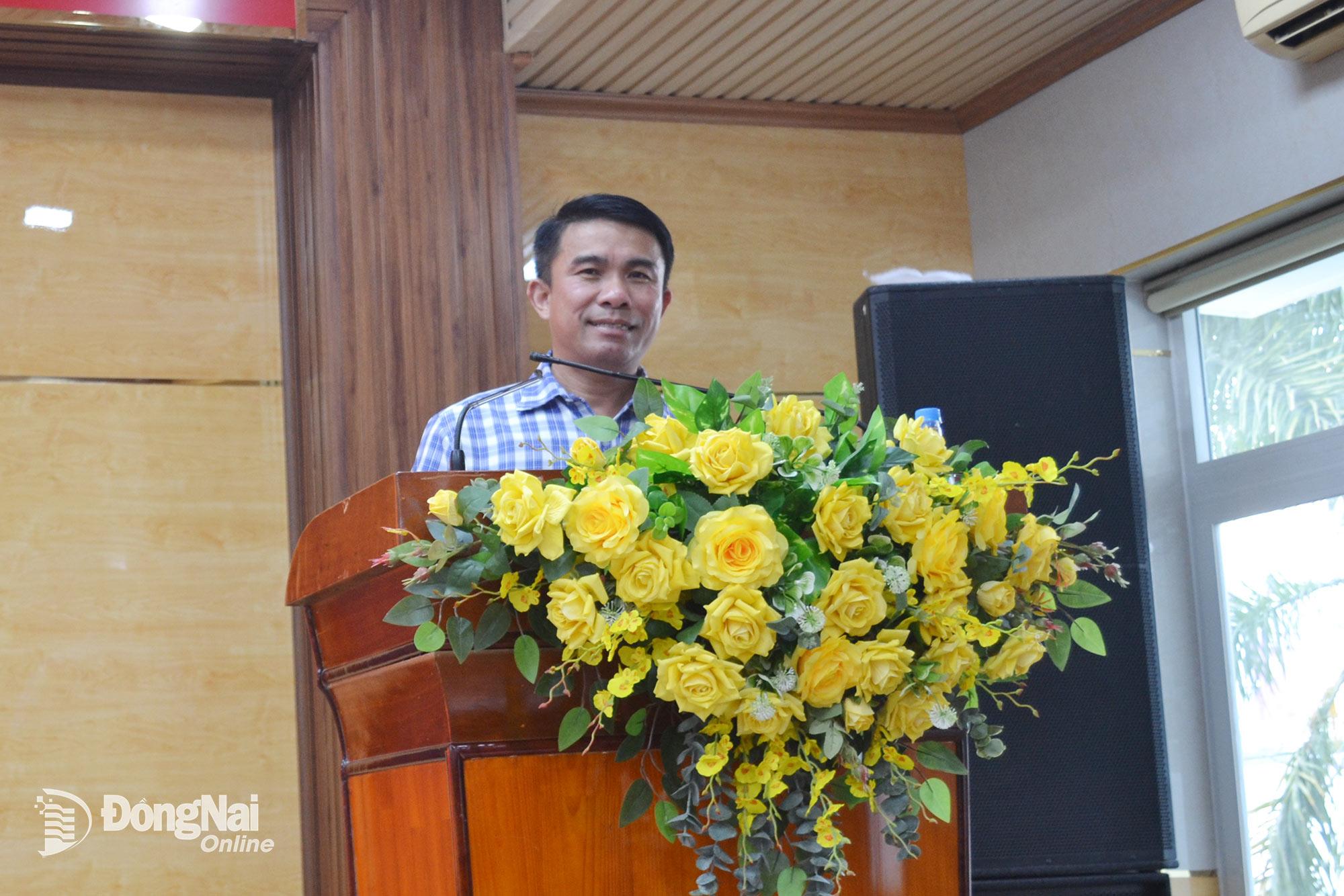 Phó Chủ nhiệm Ủy ban Kiểm tra Đảng ủy các cơ quan Đảng tỉnh Lê Xuân Lân, báo cáo viên tại lớp học. Ảnh: Phương Hằng