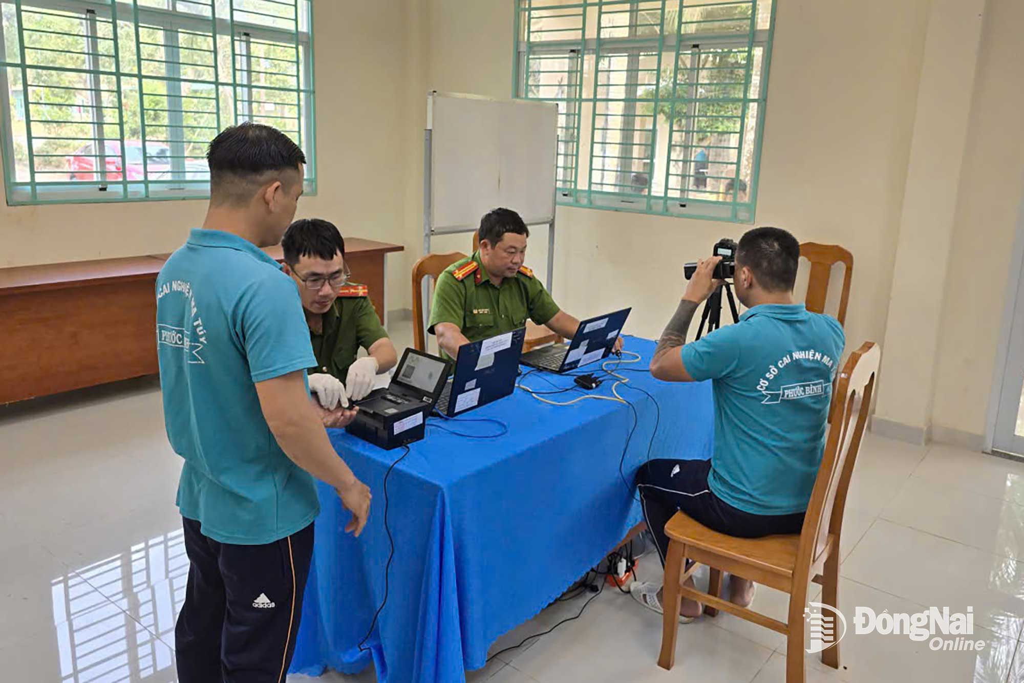 Học vi&ecirc;n tại cơ sở cai nghiện số 7 l&agrave;m thủ tục để cấp thẻ căn cước. Ảnh: H.T  
