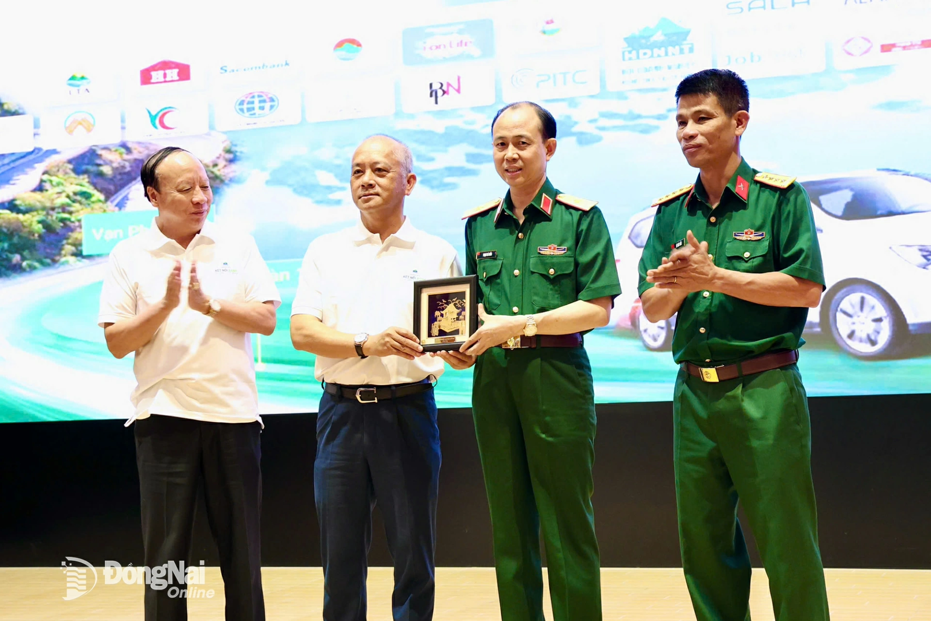 Đại diện Hiệp hội Doanh nghiệp Nghệ Tĩnh - Thành phố Hồ Chí Minh tặng biểu tượng chùa một cột cho Binh đoàn 16. Ảnh: Anh Đức  