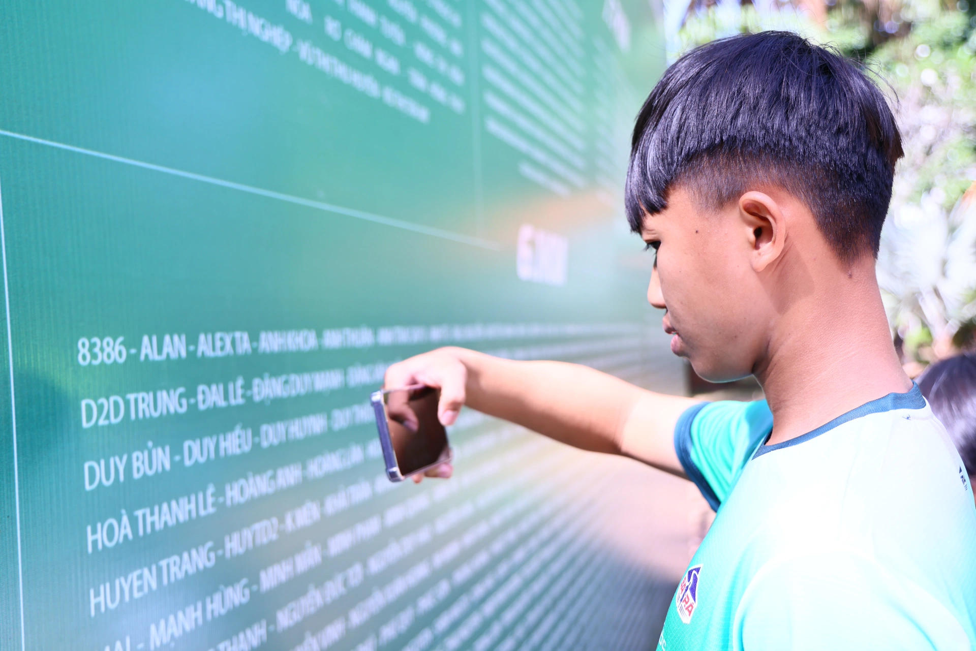 Vận động viên hào hứng tìm tên mình được in trên đường chạy của giải. Ảnh: Công Nghĩa