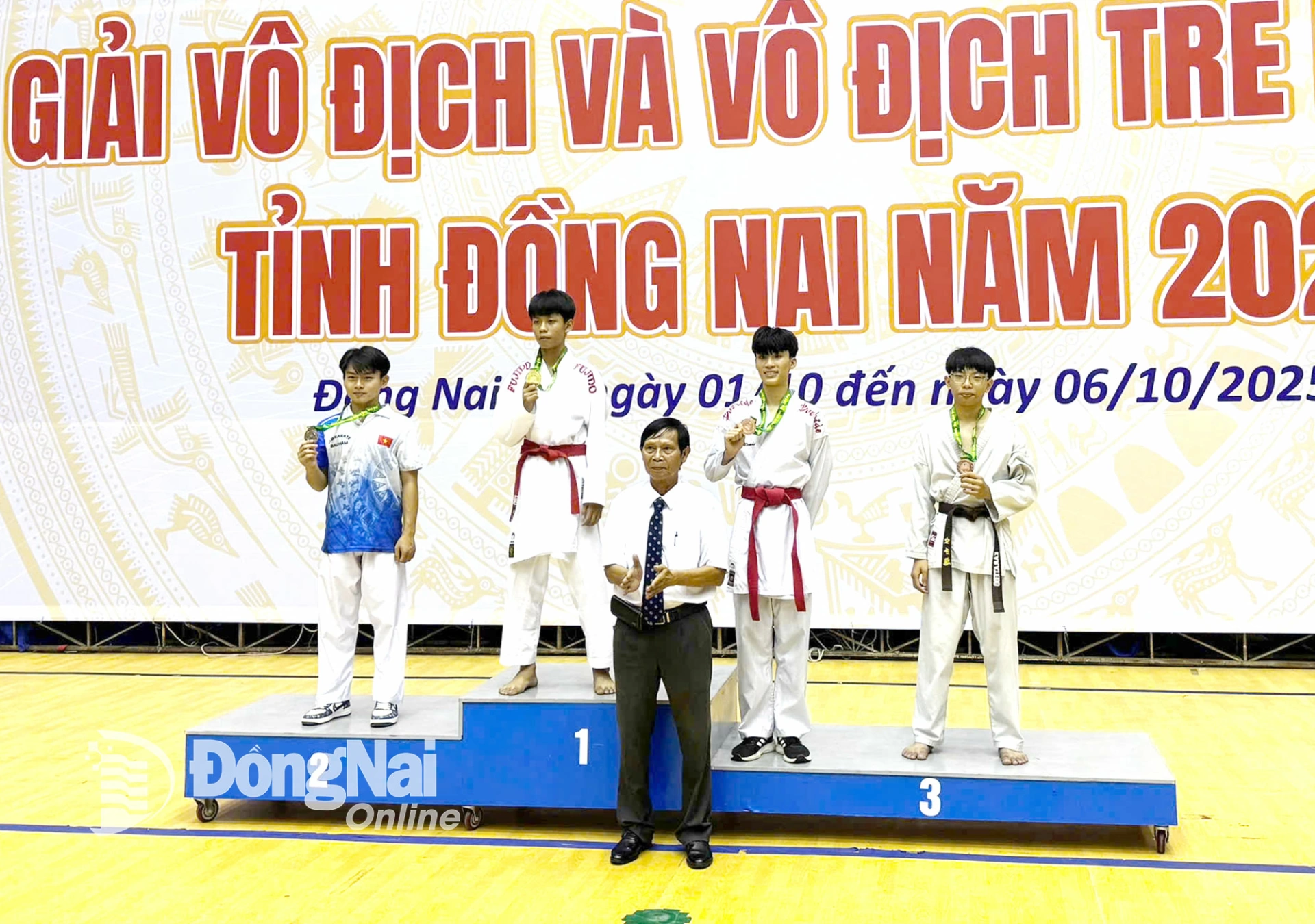 Ban tổ chức trao huy chương cho các vận động viên đạt thành tích cao tại giải. Ảnh: ĐVCC