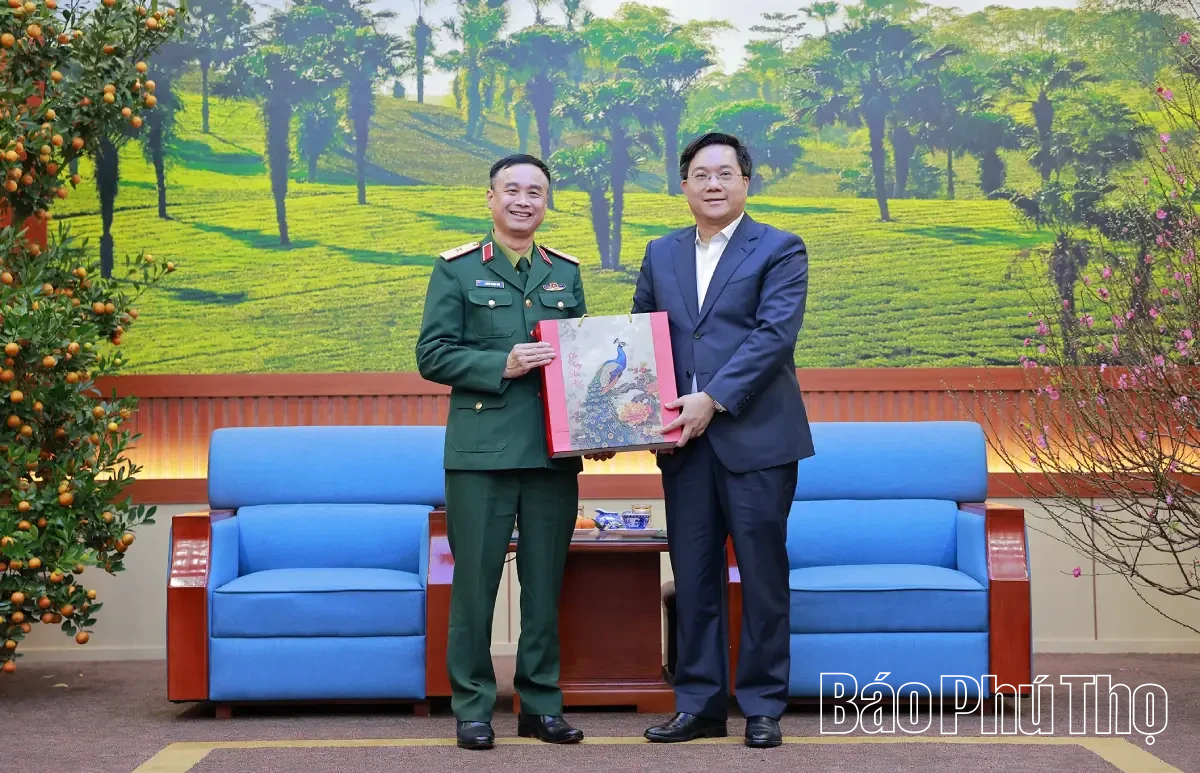 Trường Sĩ quan Ch&iacute;nh trị thăm, ch&uacute;c Tết tỉnh Ph&uacute; Thọ