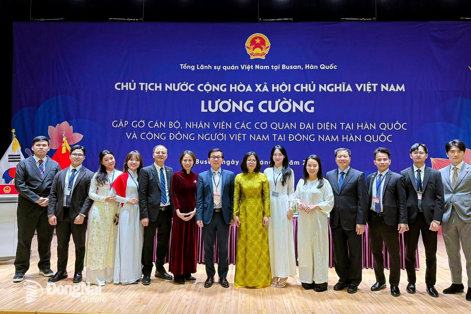 Bích Vân (thứ 4 từ trái qua) chụp hình cùng các đại biểu trong buổi gặp gỡ giữa Ủy viên Bộ Chính trị, Chủ tịch nước Lương Cường với cộng đồng người Việt tại Hàn Quốc. Ảnh: Tư liệu