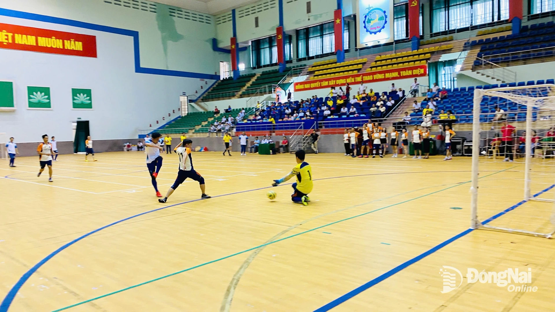 Các đội tham gia thi đấu môn bóng đá mini tại hội thao. Ảnh: Phú Quý