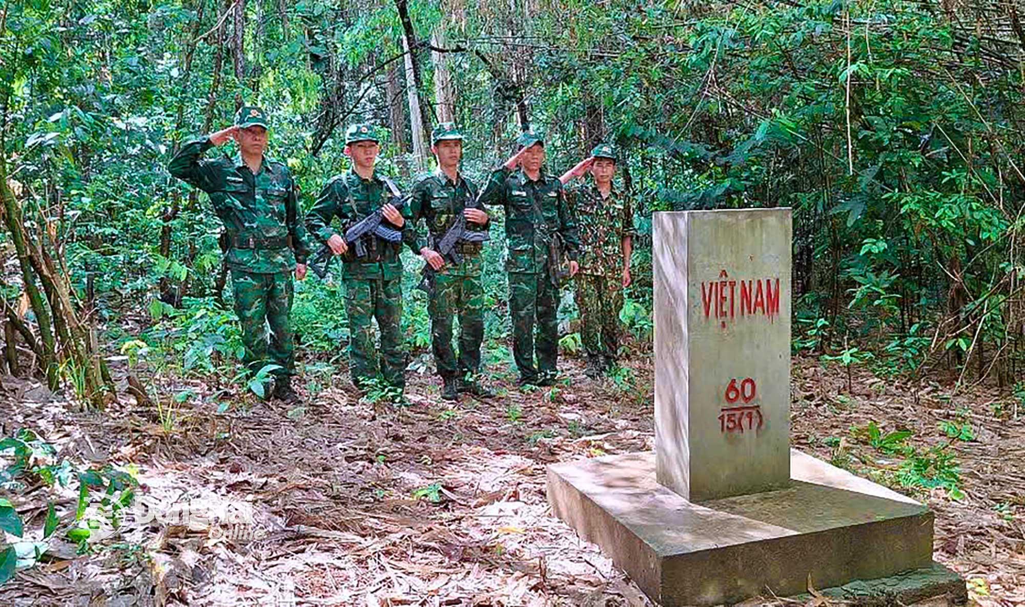 C&aacute;n bộ, chiến sĩ Đồn Bi&ecirc;n ph&ograve;ng Đắc B&ocirc;, Ban Chỉ huy Bộ đội Bi&ecirc;n ph&ograve;ng Đồng Nai ch&agrave;o cột mốc chủ quyền bi&ecirc;n giới.