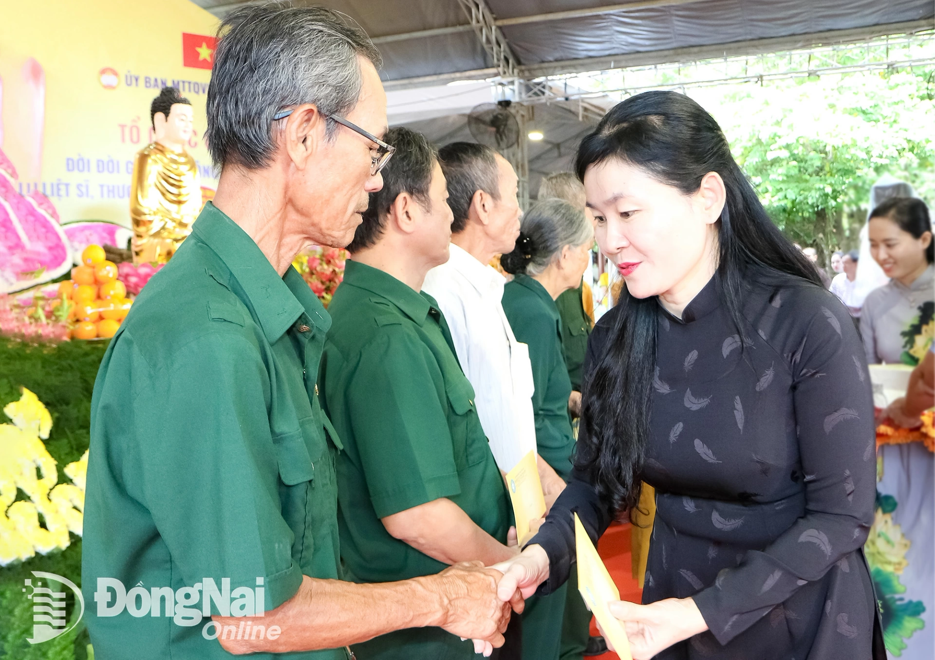 Ủy viên dự khuyết Trung ương Đảng, Phó Bí thư Thường trực Tỉnh ủy, Chủ tịch HĐND tỉnh Đồng Nai Tôn Ngọc Hạnh tặng quà cho gia đình chính sách có công tại lễ tưởng niệm. Ảnh: Văn Truyên  