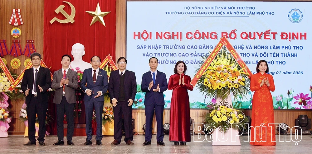 Lễ C&ocirc;ng bố quyết định về tổ chức c&aacute;n bộ Trường Cao đẳng Cơ điện v&agrave; N&ocirc;ng L&acirc;m Ph&uacute; Thọ