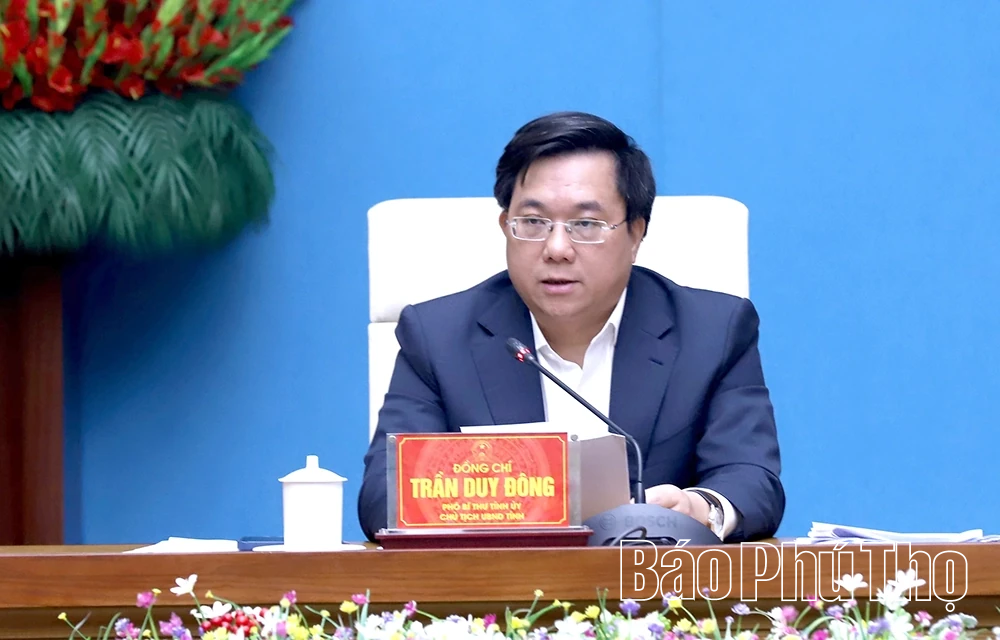 Chủ tịch UBND tỉnh Trần Duy Đ&ocirc;ng nghe b&aacute;o c&aacute;o nhiệm vụ trọng t&acirc;m trước, trong v&agrave; sau Tết Nguy&ecirc;n đ&aacute;n B&iacute;nh Ngọ