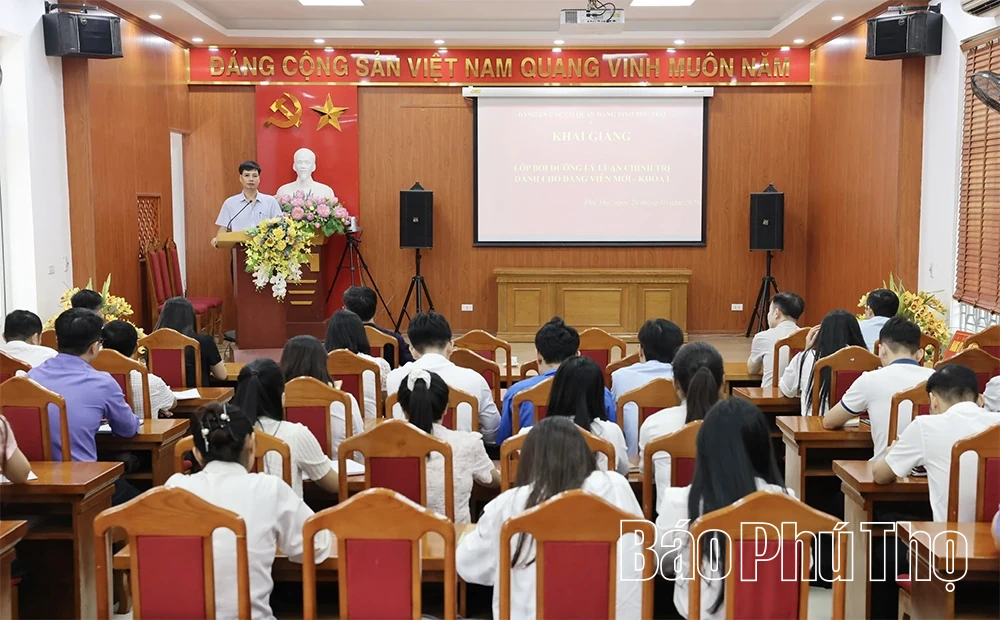 Khai giảng lớp bồi dưỡng lý luận chính trị dành cho đảng viên mới