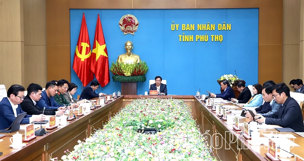 Chủ tịch UBND tỉnh Trần Duy Đ&ocirc;ng nghe b&aacute;o c&aacute;o nhiệm vụ trọng t&acirc;m trước, trong v&agrave; sau Tết Nguy&ecirc;n đ&aacute;n B&iacute;nh Ngọ