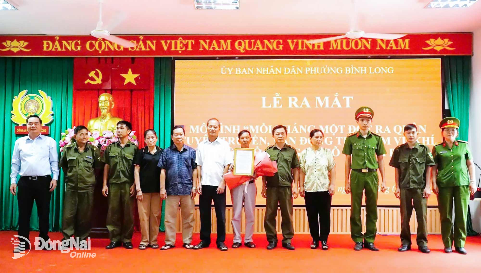 Các thành viên mô hình Mỗi tháng một đợt ra quân tuyên truyền, vận động thu gom vũ khí, vật liệu nổ, công cụ hỗ trợ và pháo tại phường Bình Long. Ảnh: H.N    