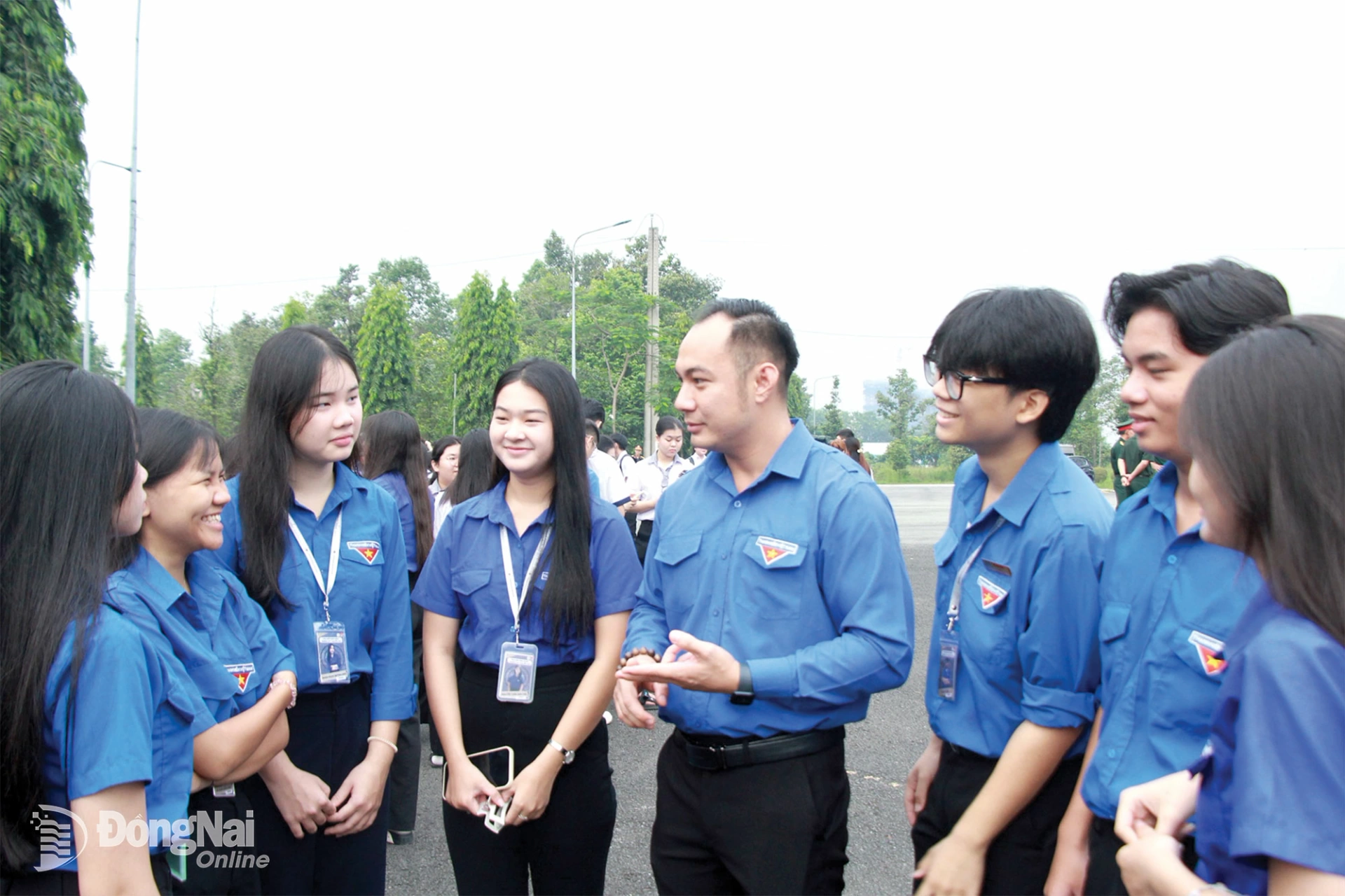 Anh Nguyễn Minh Quân (thứ 3 từ phải qua), Bí thư Đoàn Trường THPT Nguyễn Trãi giao nhiệm vụ cho Ủy viên Ban Chấp hành Đoàn trường trước khi diễn ra hoạt động Đoàn. Ảnh: Nga Sơn