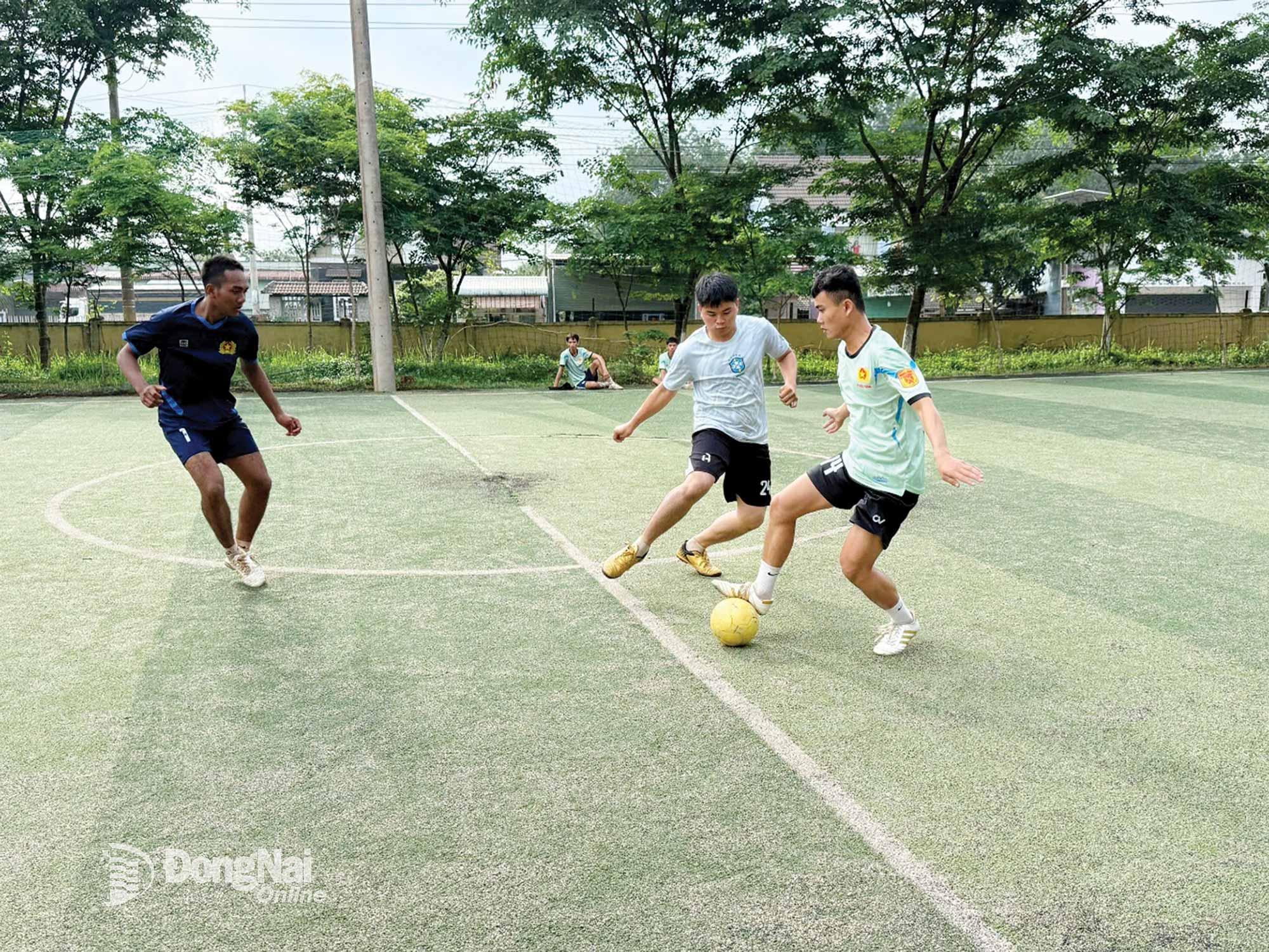 Cùng với văn nghệ, thể thao được cán bộ, chiến sĩ rèn luyện mỗi ngày