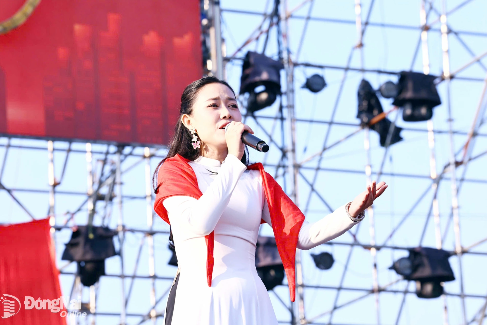 Nghệ sĩ opera Kim Ng&acirc;n biểu diễn b&agrave;i h&aacute;t Tự nguyện tại lễ ch&agrave;o cờ. Ảnh: C&ocirc;ng Nghĩa