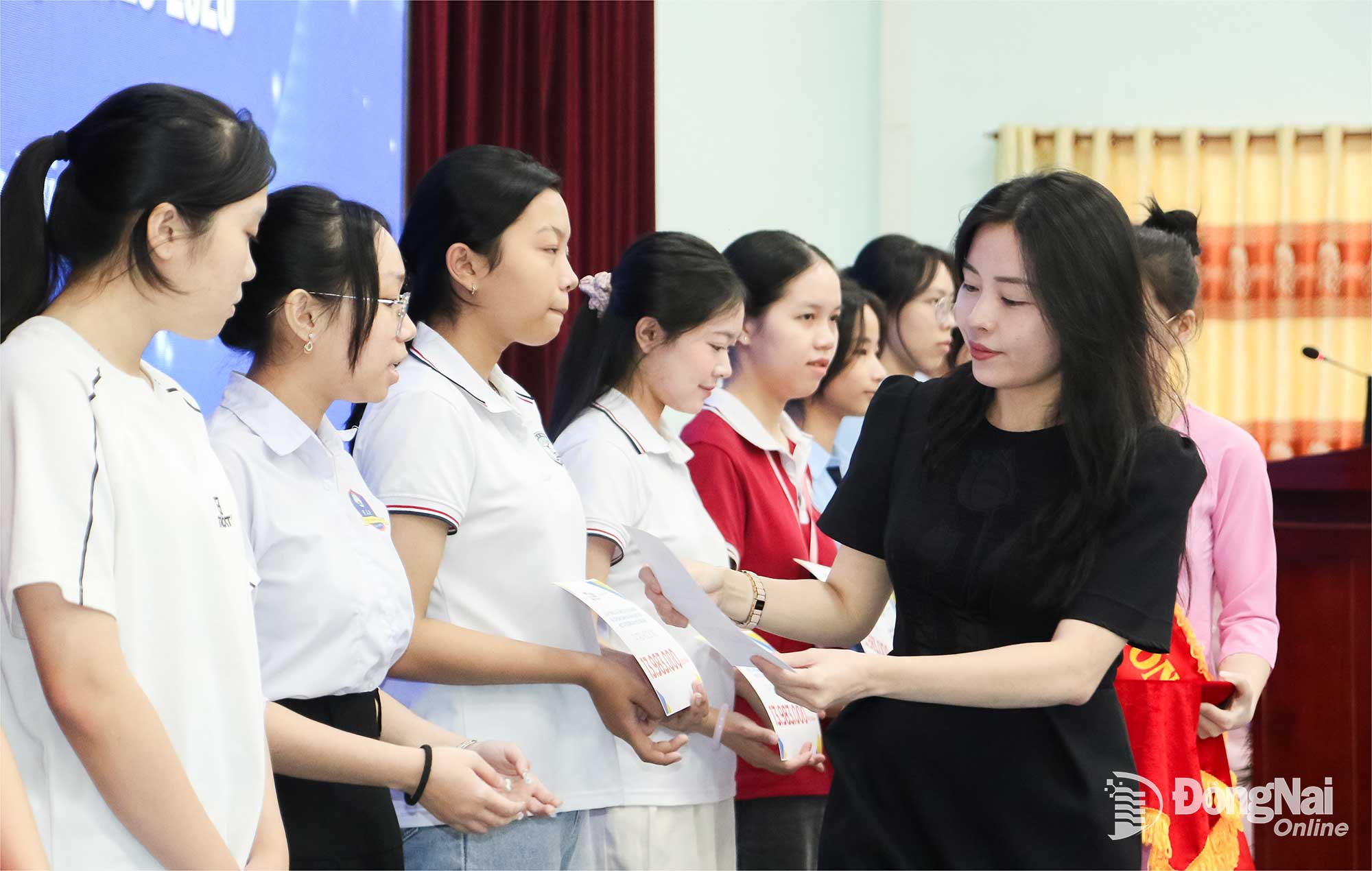 Ph&oacute; Chủ tịch Li&ecirc;n hiệp C&aacute;c tổ chức hữu nghị tỉnh Đồng Nai Trần Thủy Ti&ecirc;n trao hỗ trợ cho c&aacute;c nữ sinh vi&ecirc;n. Ảnh: Văn Truy&ecirc;n