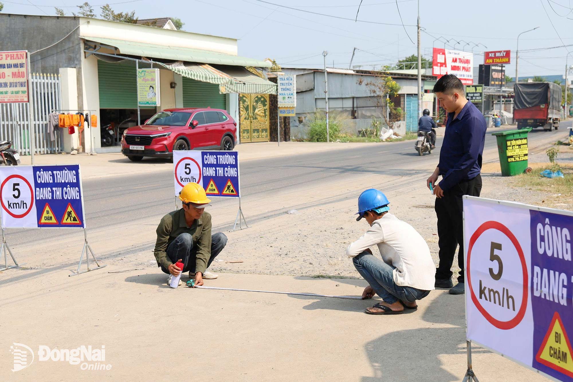Đơn vị thi công triển khai tại hiện trường. Ảnh: Thu Bồn