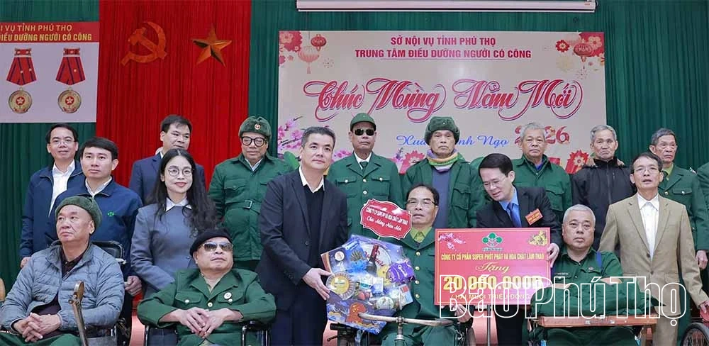 Thăm, tặng qu&agrave; Trung t&acirc;m Điều dưỡng Người c&oacute; c&ocirc;ng