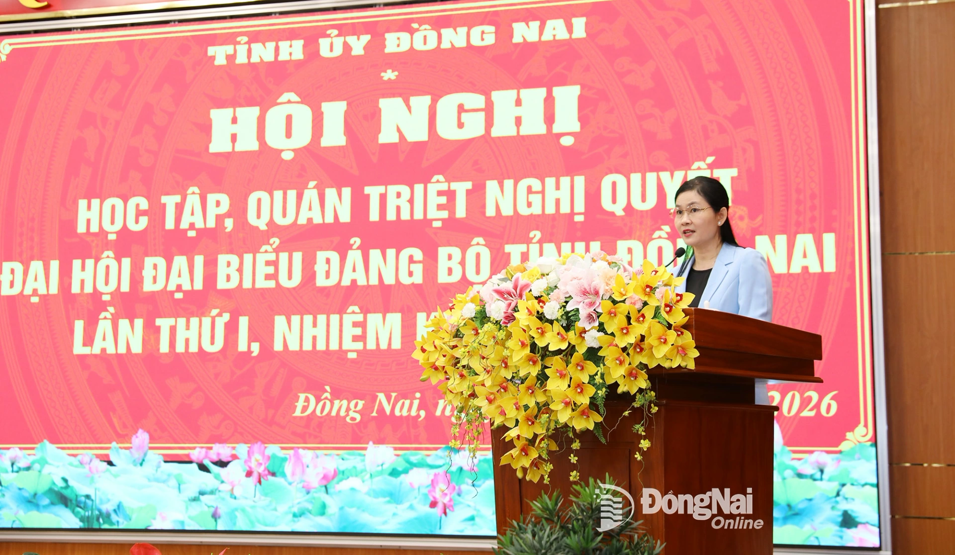 Đồng ch&iacute; T&ocirc;n Ngọc Hạnh, Ủy vi&ecirc;n dự khuyết Trung ương Đảng, Ph&oacute; B&iacute; thư Thường trực Tỉnh ủy, Chủ tịch HĐND tỉnh Đồng Nai th&ocirc;ng b&aacute;o nhanh kết quả Hội nghị lần thứ 15 Ban Chấp h&agrave;nh Trung ương Đảng kh&oacute;a XIII tại hội nghị. Ảnh: Huy Anh