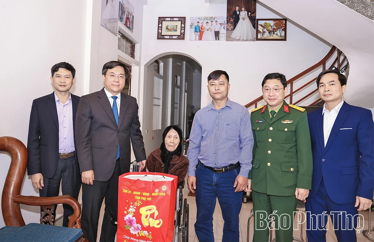 Chủ tịch UBND tỉnh Trần Duy Đ&ocirc;ng thăm, tặng qu&agrave; Tết gia đ&igrave;nh người c&oacute; c&ocirc;ng tại x&atilde; B&igrave;nh Nguy&ecirc;n