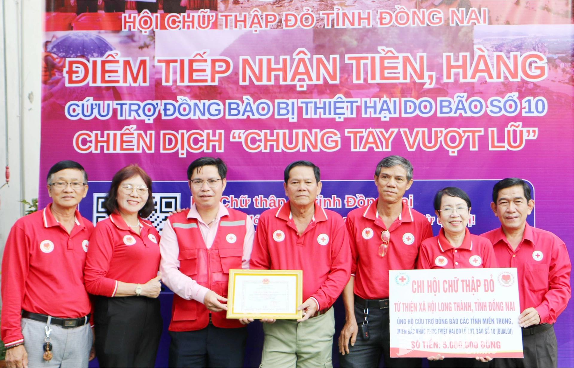 Hội Chữ thập đỏ tỉnh Đồng Nai tiếp nhận đóng góp ủng hộ đồng bào lũ lụt. Ảnh: Văn Truyên