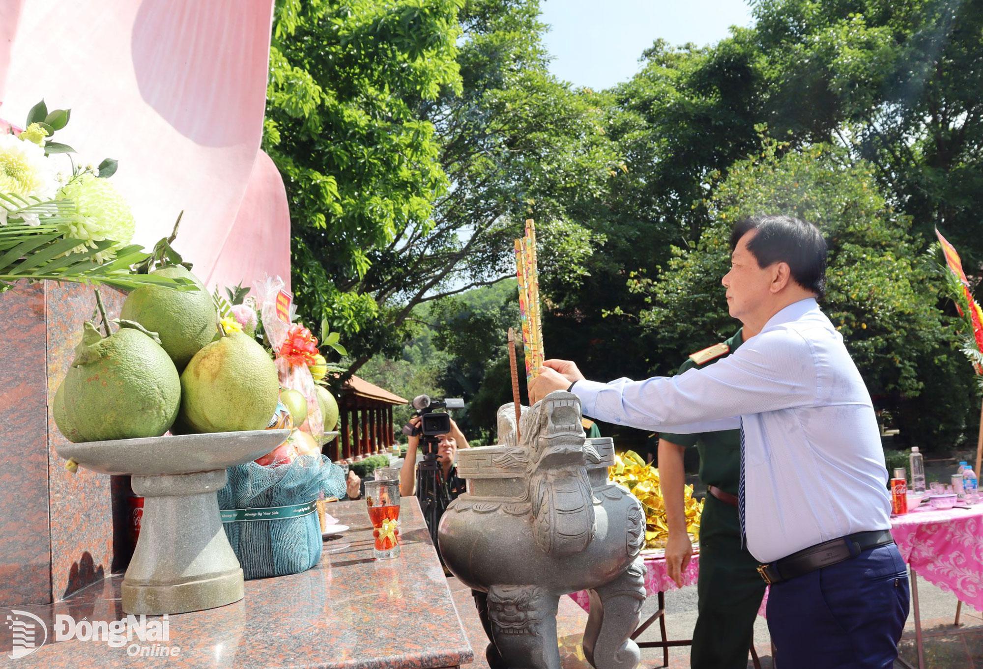 Tỉnh ủy vi&ecirc;n, Ph&oacute; Chủ tịch HĐND tỉnh Đồng Nai Trần Văn Mi d&acirc;ng hương Tượng đ&agrave;i Chủ tịch Hồ Ch&iacute; Minh tại Đền thờ Đại tướng V&otilde; Nguy&ecirc;n Gi&aacute;p v&agrave; c&aacute;c danh tướng miền Nam. Ảnh: Nguyệt H&agrave;  