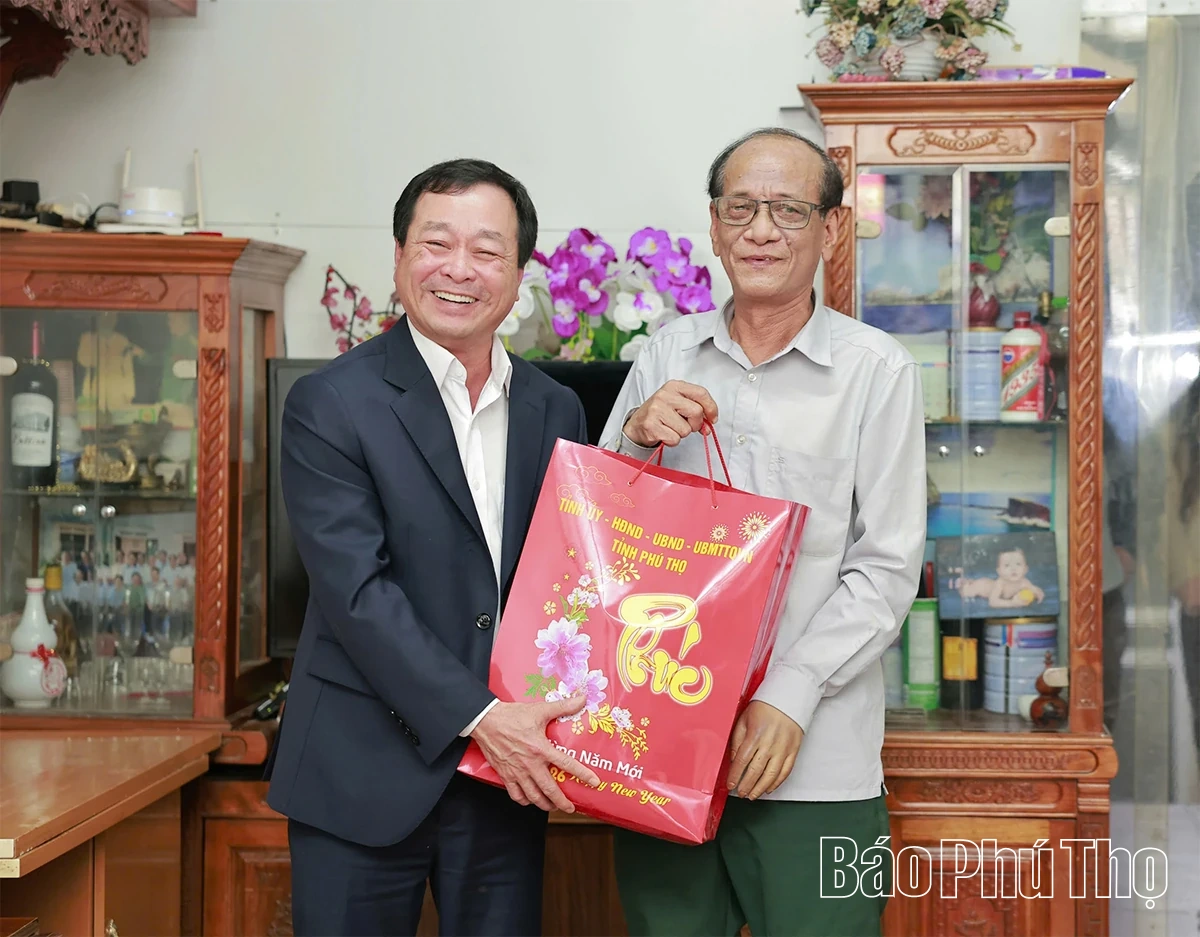 Ph&oacute; B&iacute; thư Thường trực Tỉnh ủy B&ugrave;i Văn Quang thăm, tặng qu&agrave; Tết người c&oacute; c&ocirc;ng