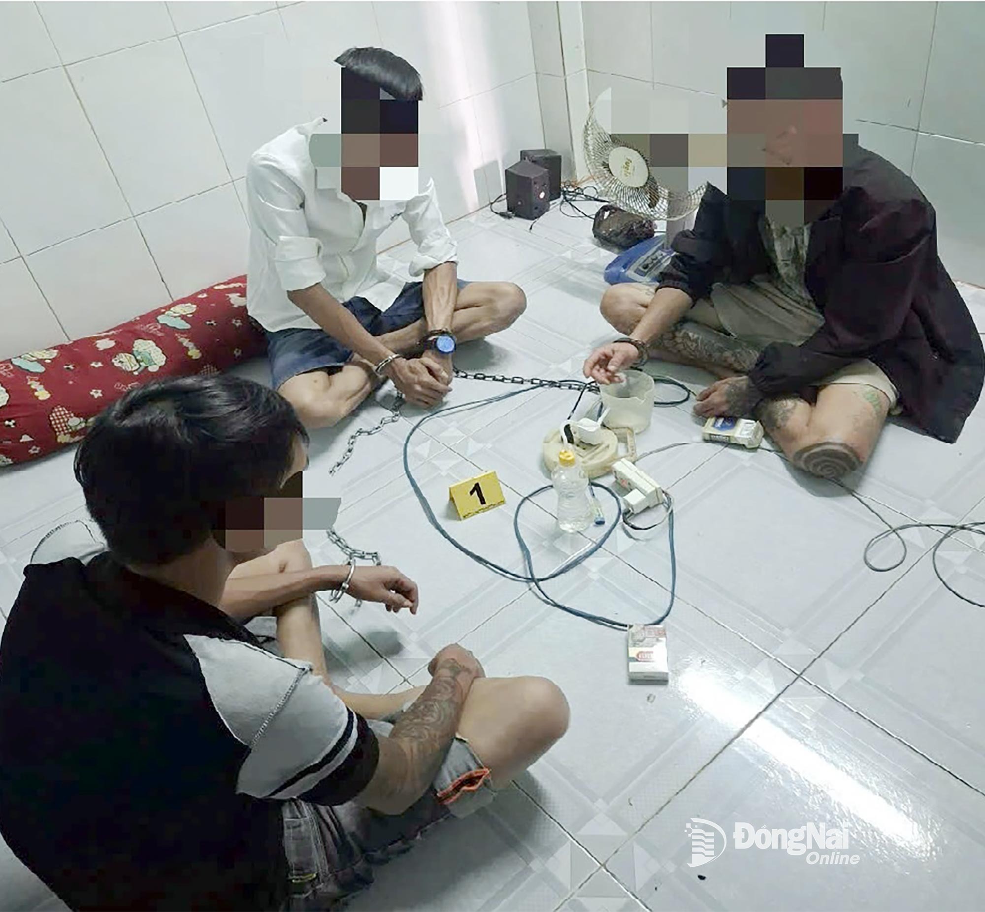 Nhóm đối tượng tổ chức sử dụng trái phép chất ma túy bị Công an xã Trảng Bom bắt giữ. Ảnh tư liệu