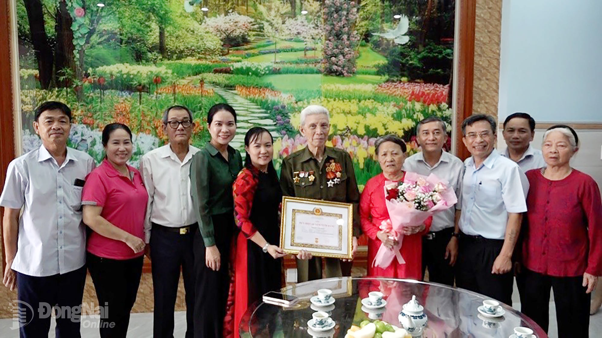 Lãnh đạo Đảng ủy phường Trảng Dài và Chi ủy Chi bộ khu phố 2A chúc mừng đảng viên Trần Văn Bảo. Ảnh: Xuân Nương