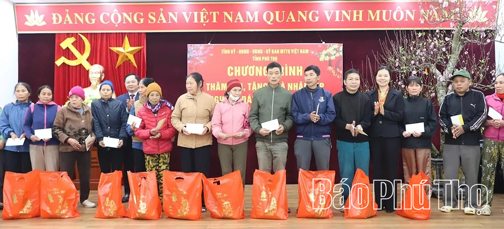 Trao quà Tết tặng gia đình chính sách, hộ nghèo tại các xã Đà Bắc, Cao Sơn, Tân Pheo