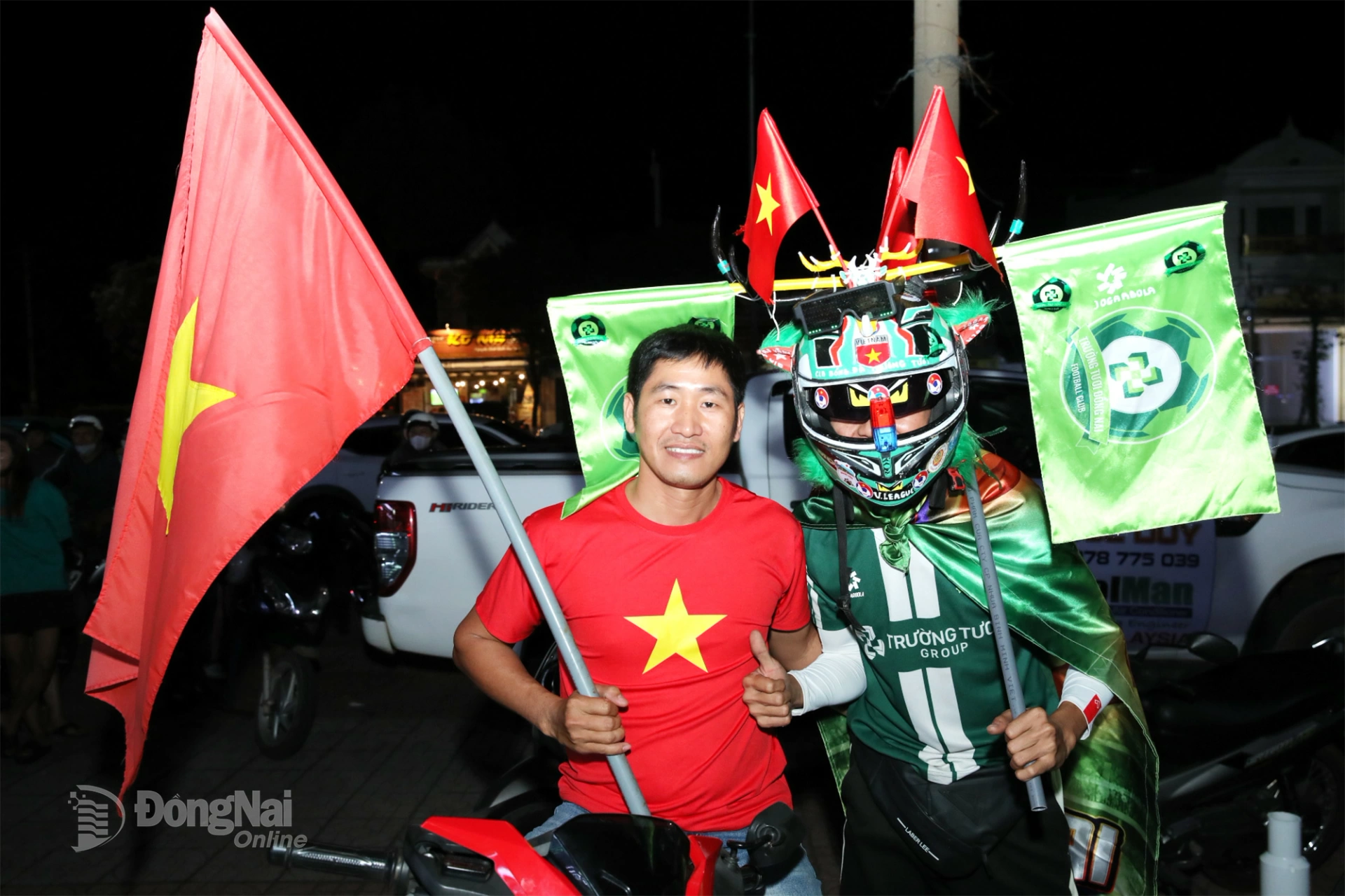 Người hâm mộ đã tạo bầu không khí cuồng nhiệt, đầy màu sắc để cổ vũ đội nhà. Ảnh: Trương Hiện