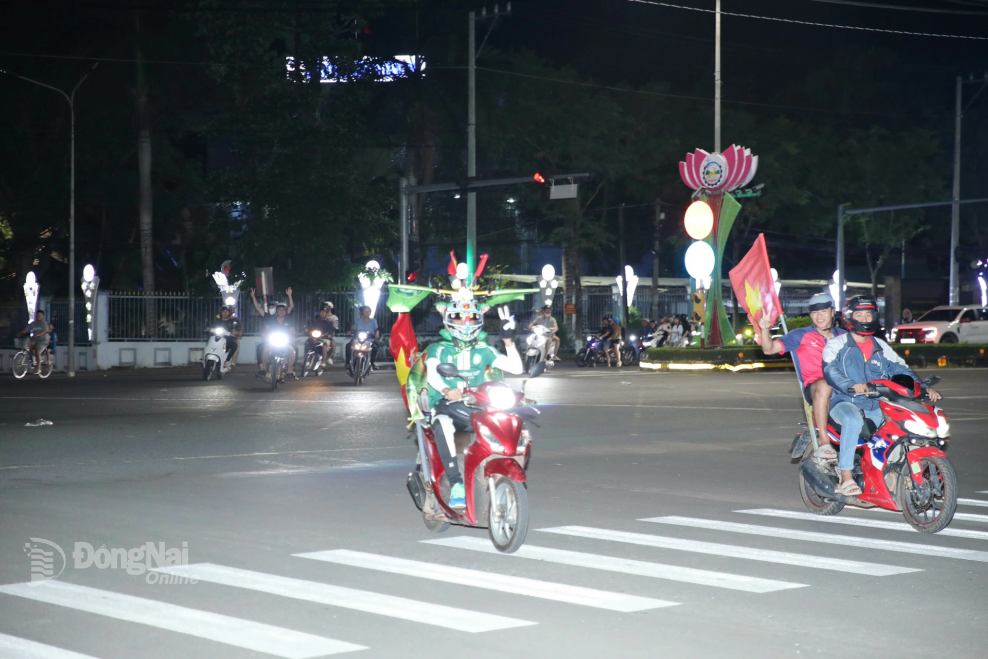 Ngay sau chiến thắng của U22 Việt Nam người dân phường Bình Phước và Đồng Xoài đã đỗ ra đường mừng chiến thắng. (ảnh Trương Hiện)