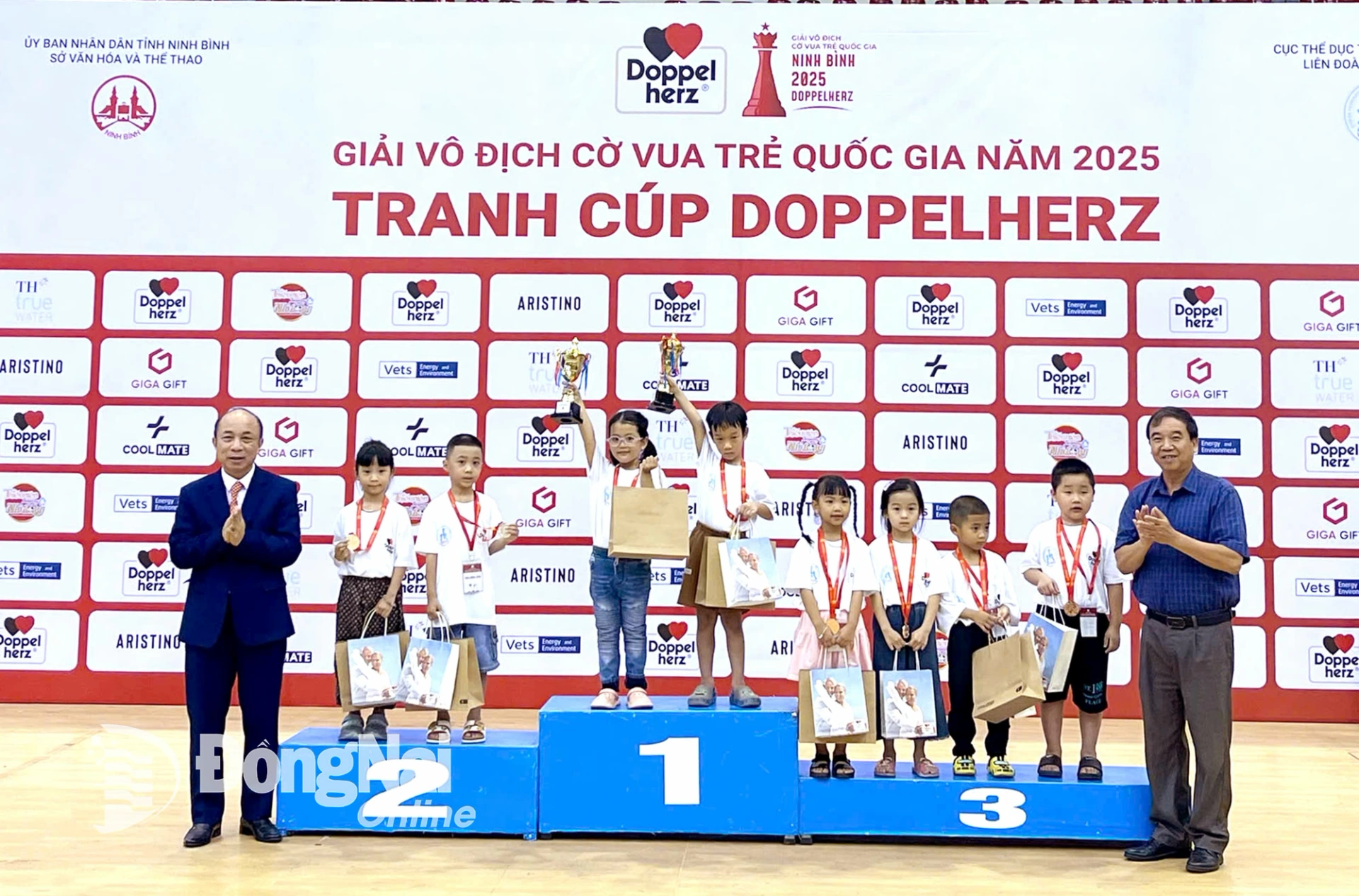 Kỳ thủ nhí Lê Minh Quang trên bục nhận cúp vô địch cá nhân U.6 nam Cờ nhanh Giải vô địch cờ vua trẻ quốc gia năm 2025. Ảnh: NVCC