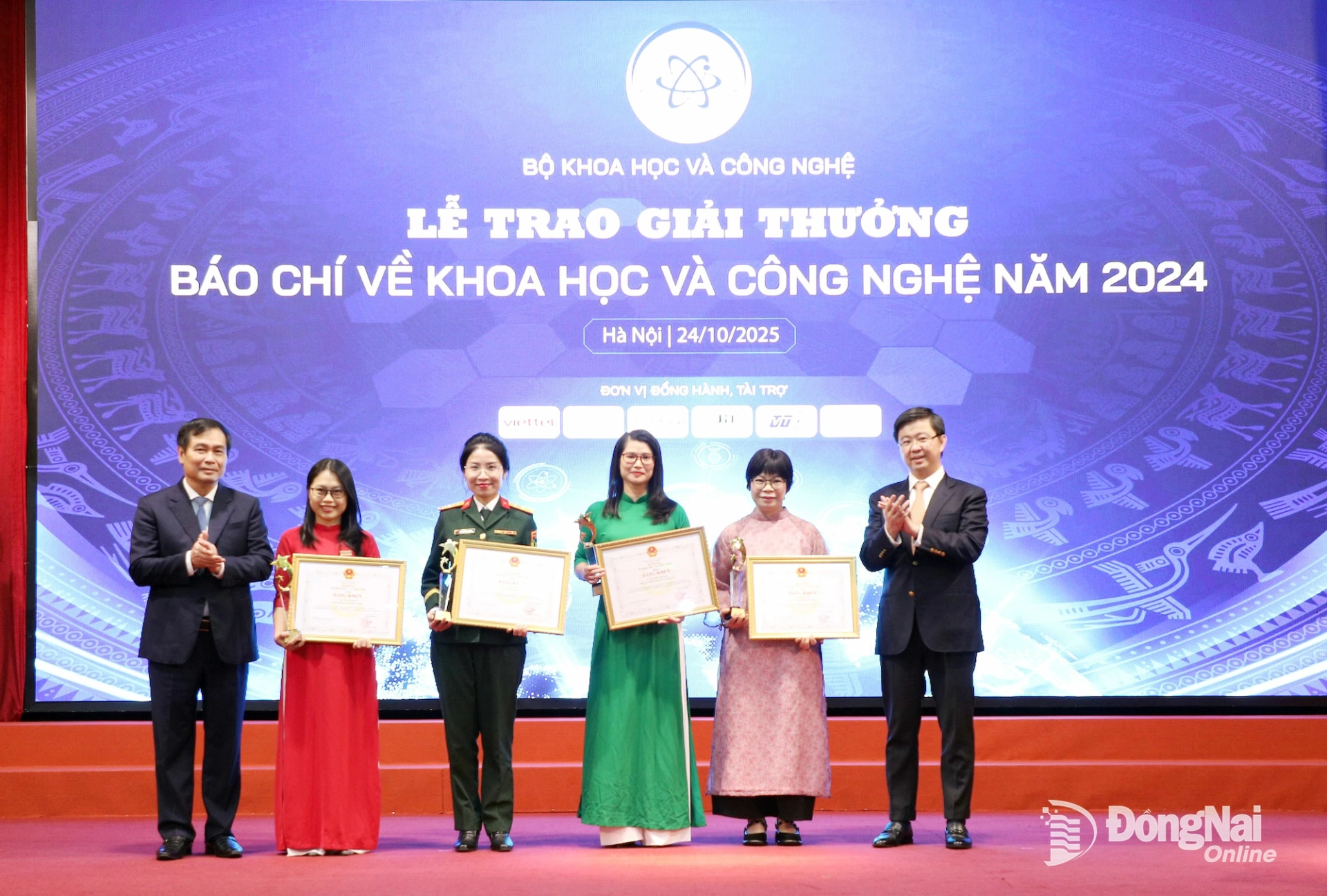 Các tác giả đoạt giải Nhất Giải thưởng báo chí về khoa học và công nghệ năm 2024. Ảnh: ĐVCC