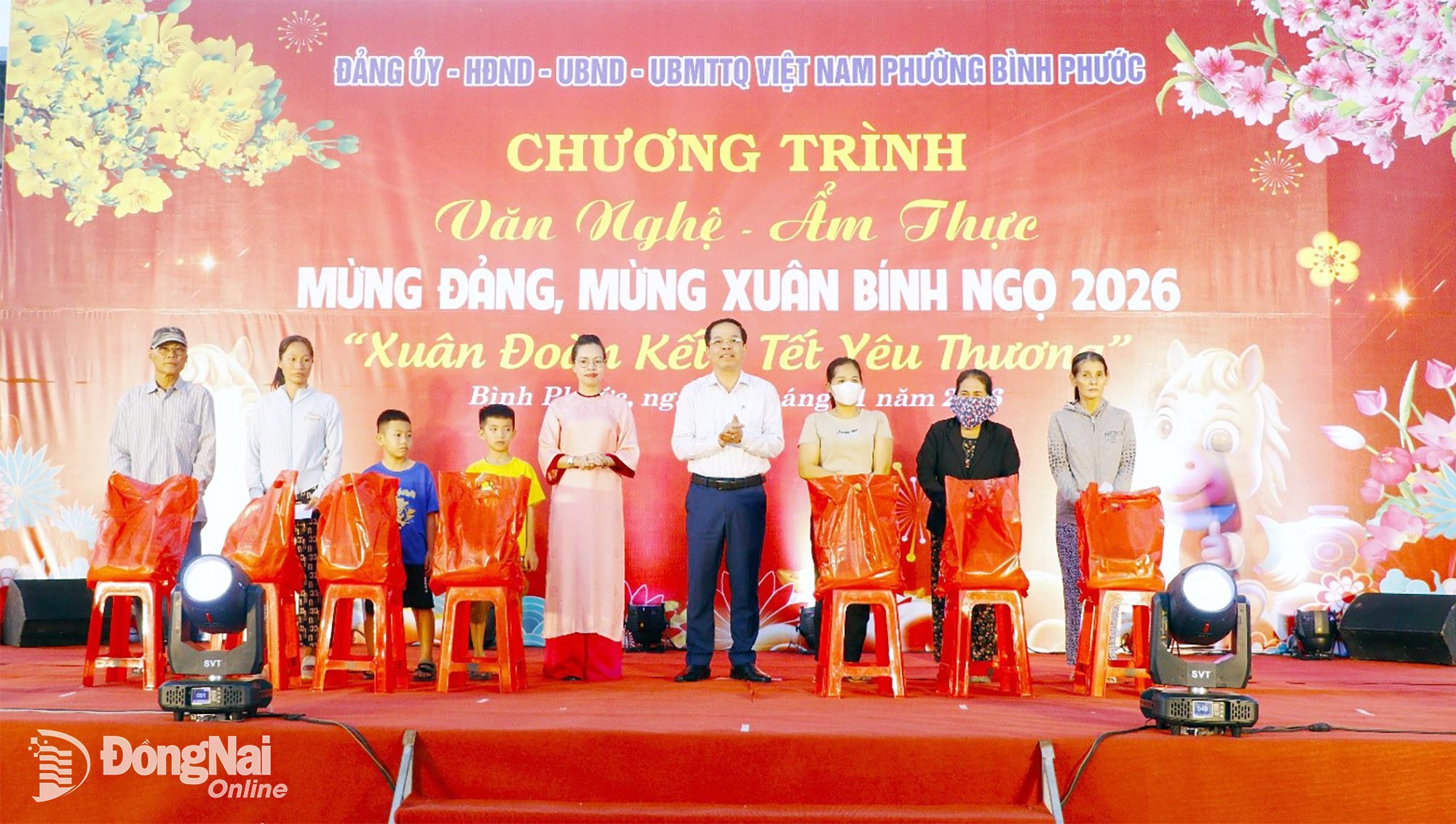 Hộ kh&oacute; khăn tr&ecirc;n địa b&agrave;n phường B&igrave;nh Phước được nhận qu&agrave; tại chương tr&igrave;nh. Ảnh: Nh&atilde; Tr&acirc;m    